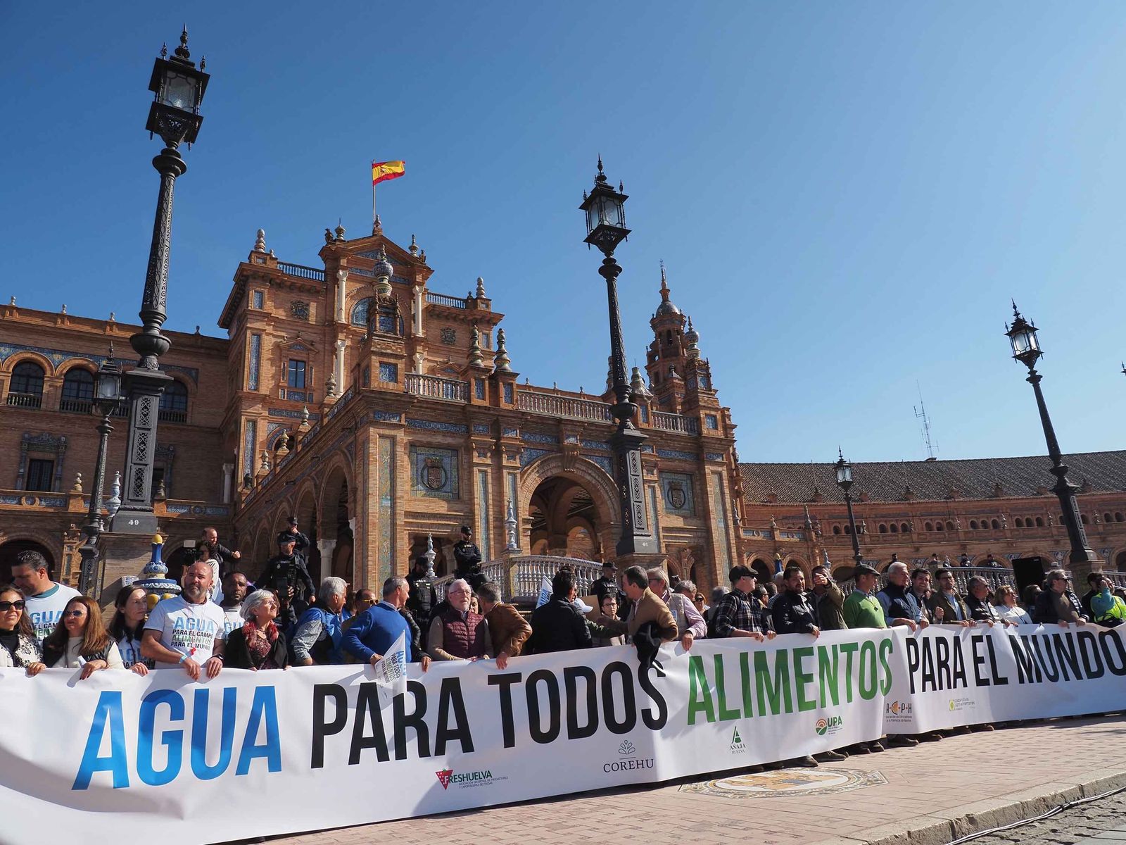 Las mejores imágenes de la manifestación de los agricultores de Huelva en Sevilla