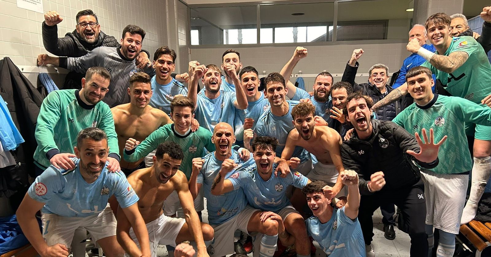 Los jugadores del Ciudad de Lucena celebran su victoria en Cartaya.