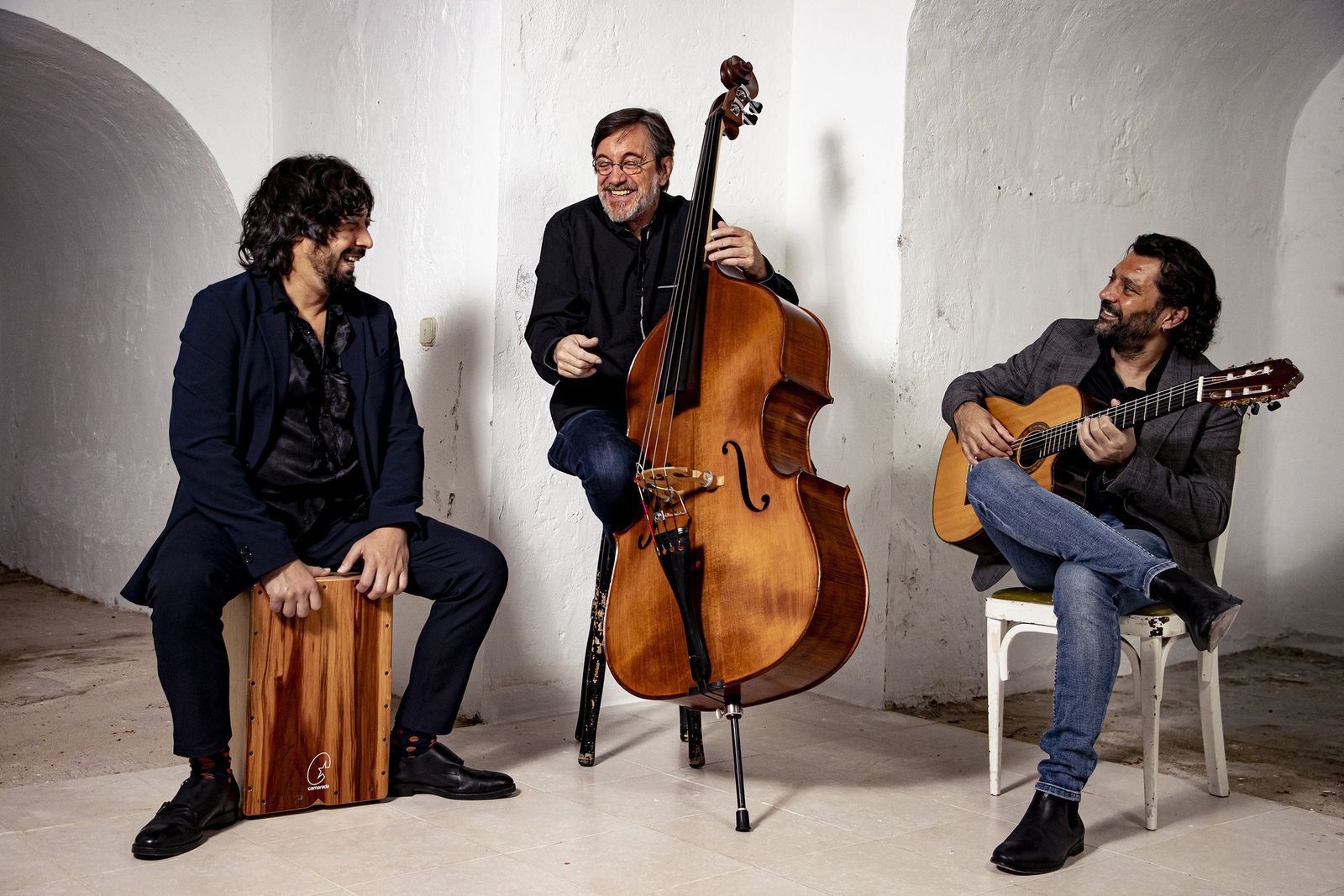 Los músicos José Manuel Ruiz Motos (Bandolero), Javier Colina, y José Miguel Carmona.