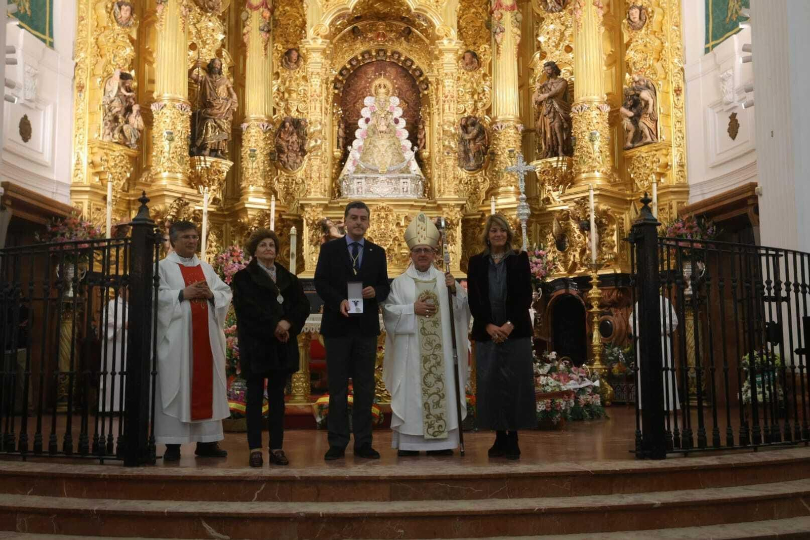 Entrega de la Medalla de Huelva a la Virgen del Rocío.
