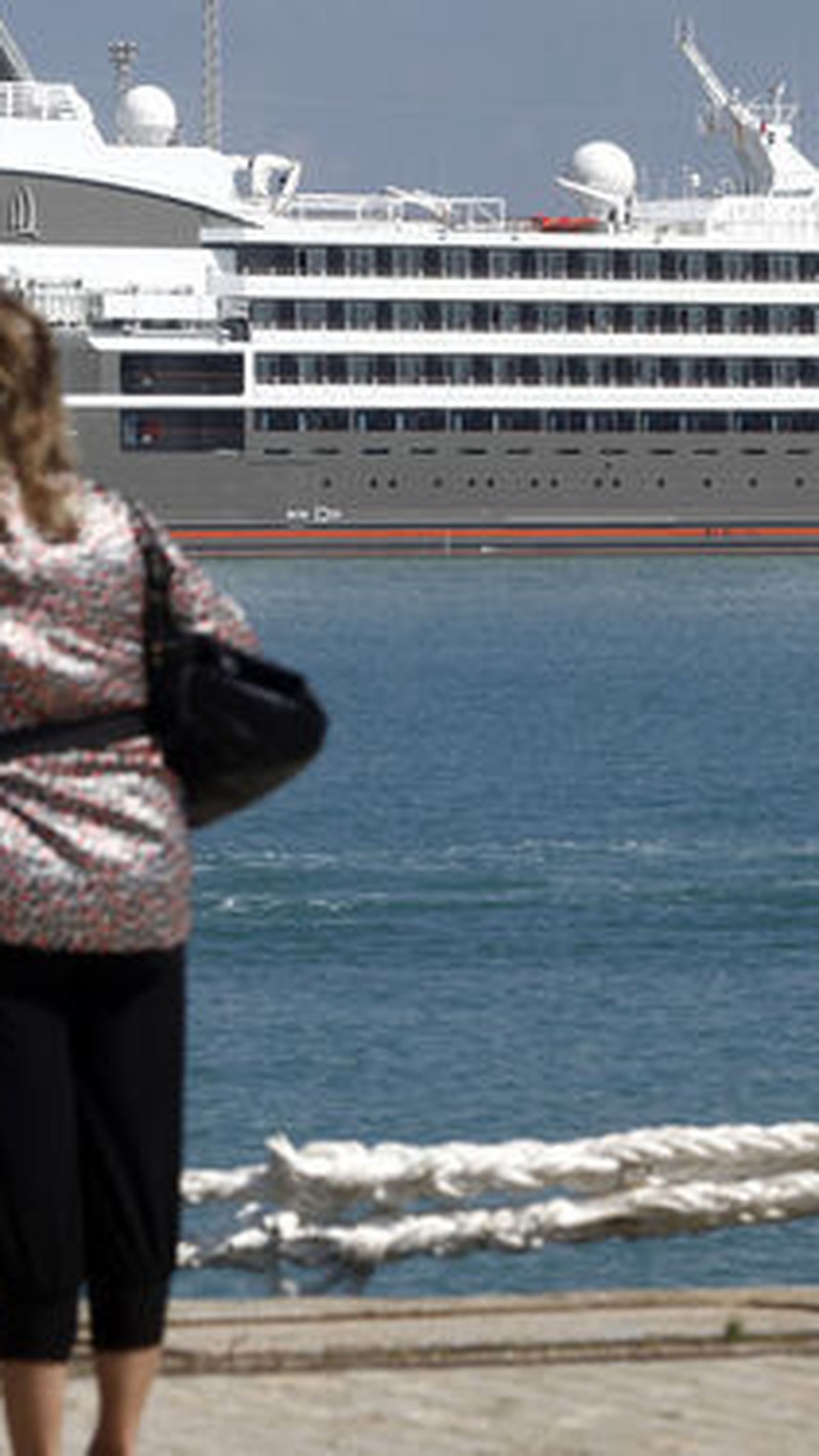 Un crucero de lujo, atracado en el puerto de Cádiz