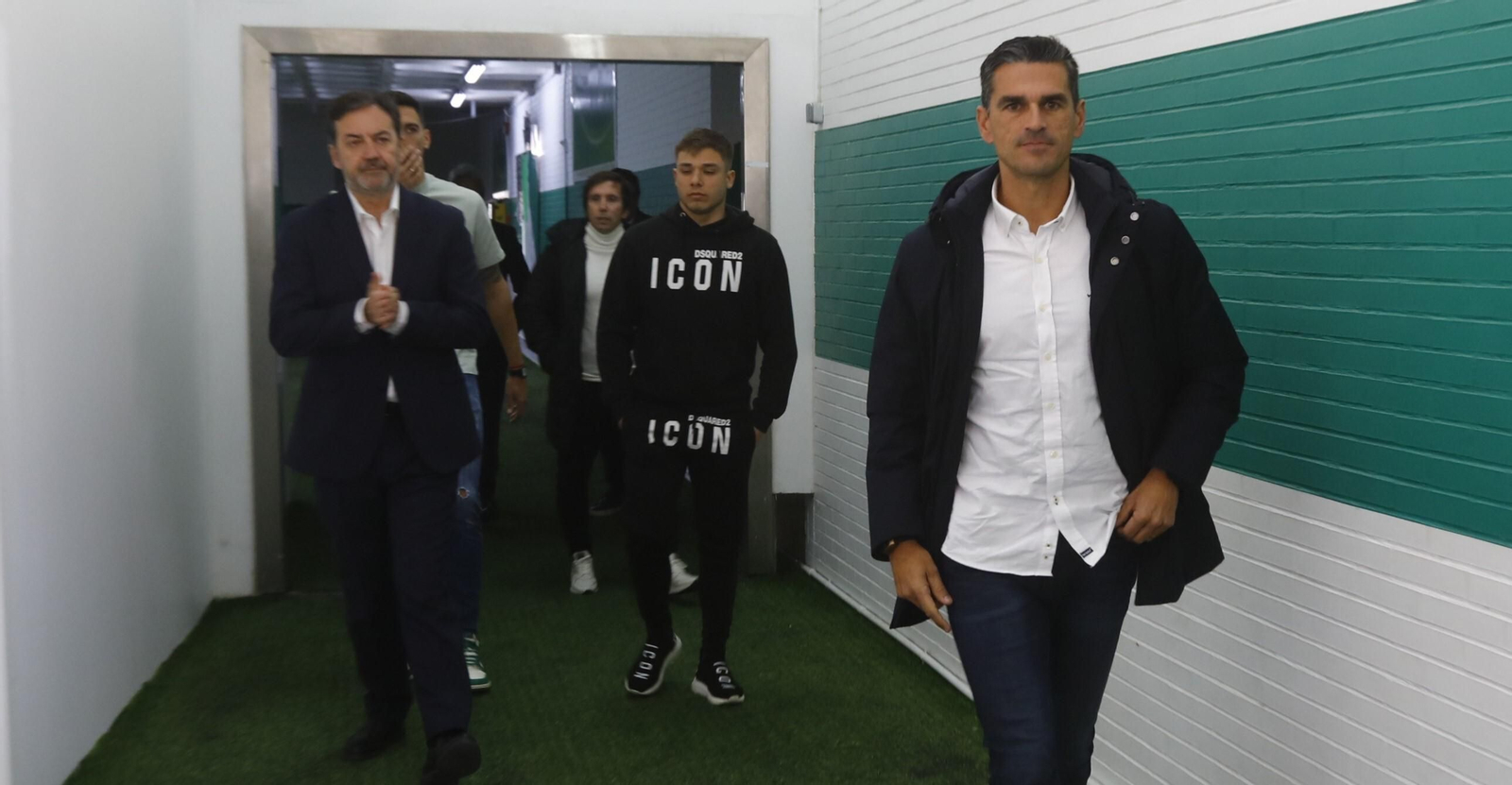El director deportivo del Córdoba CF, Juanito, seguido por el CEO del club, Antonio Fernández Monterrubio.