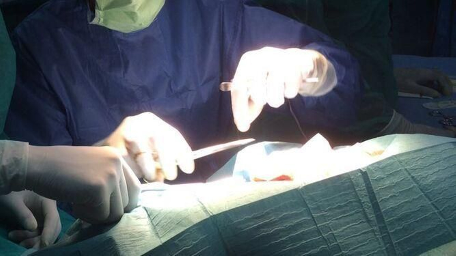 Otorrinolaringólogos, en quirófano con un paciente, en una imagen de archivo.