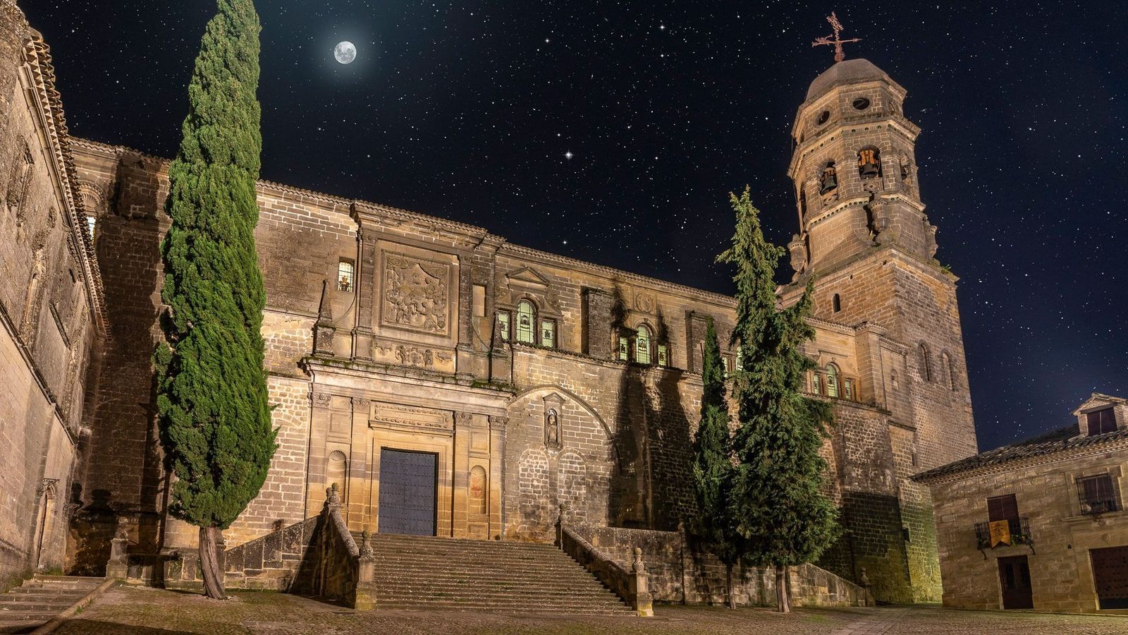 Vista de la fachada principal del templo baezano desde la patrimonial Plaza de Santa María.