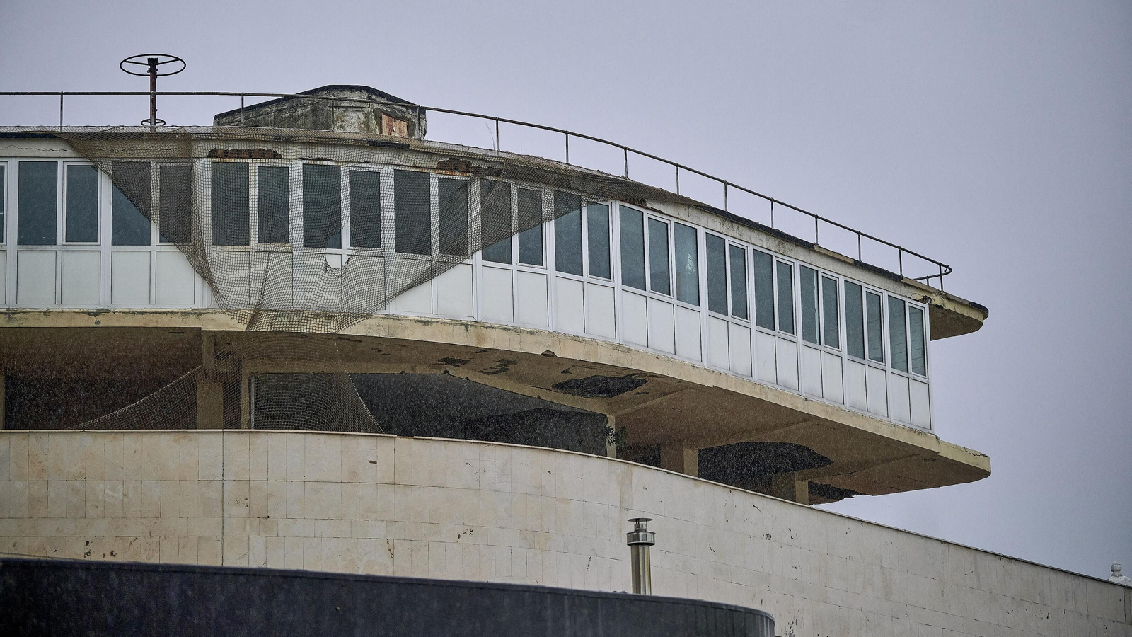 Imagen del lamentable estado de la Escuela de Náutica, frente a la Caleta.