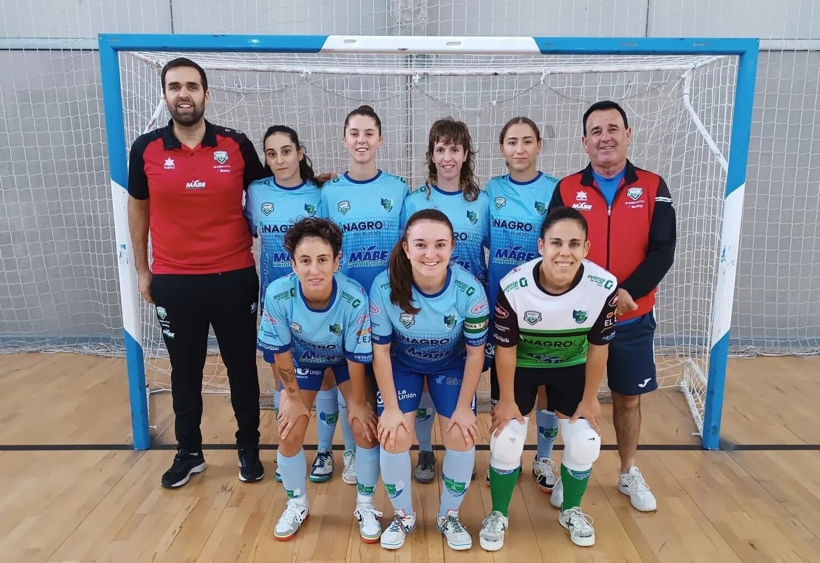 Las jugadores del conjunto celeste y su cuerpo técnico posan antes de su partido en Albacete.