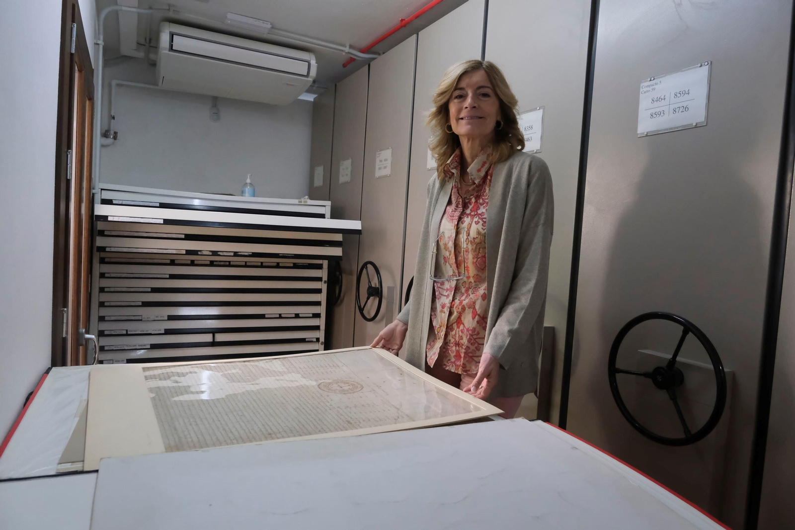 La directora del Archivo Municipal de Córdoba, Ana Verdú, junto a un documento.