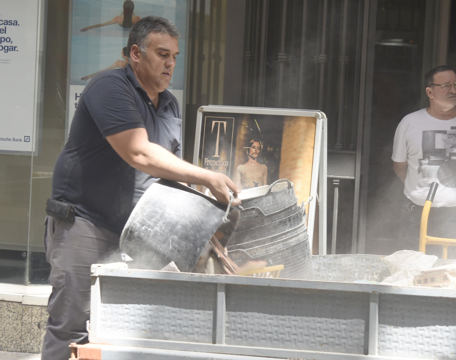 Un trabajador de una empresa dedicada a la construcción.