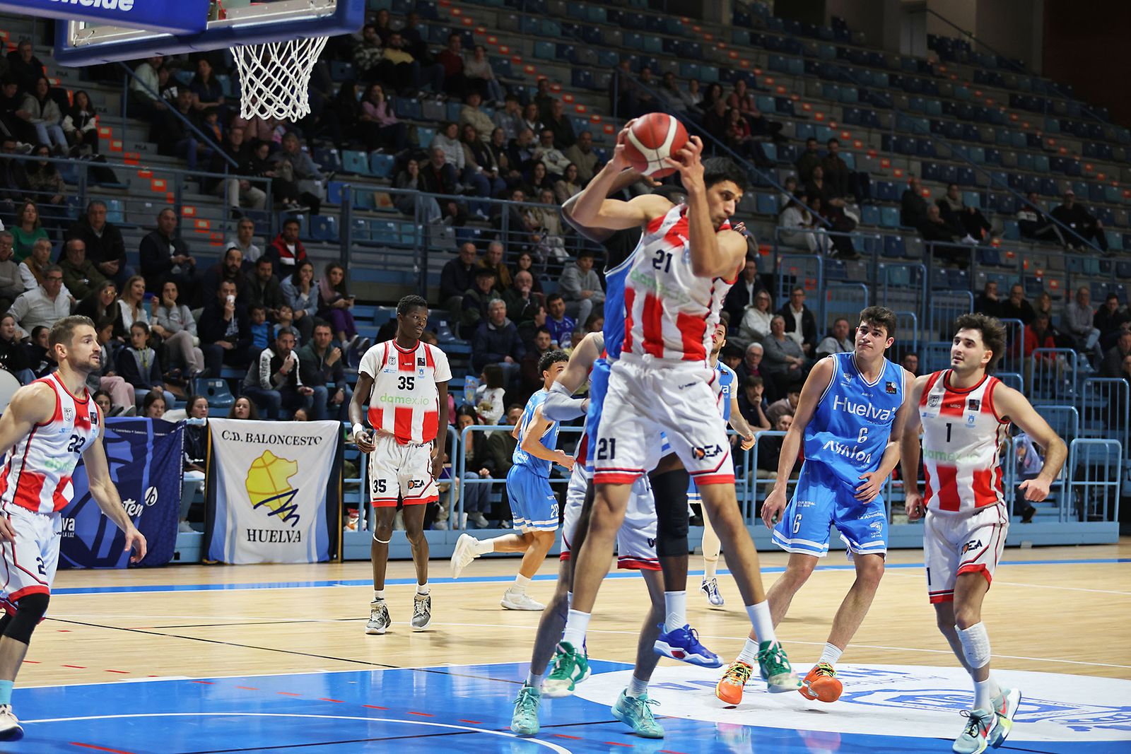 Imágenes del encuentro de baloncesto entre el Ciudad de Huelva y el Damex UDEA Algeciras