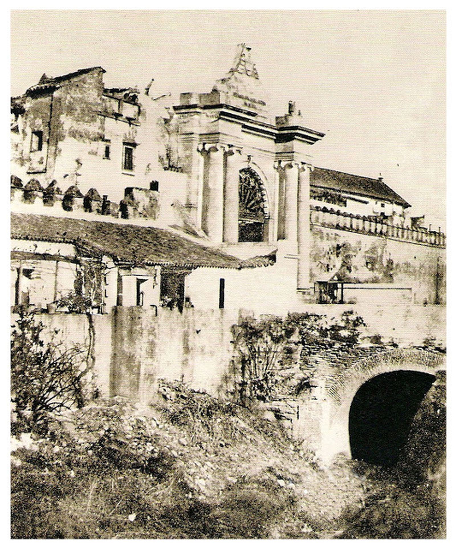 Puerta de Jerez. Calotipo del Vizconde de Vigier (hacia 1850). En: Sevilla, 1851: Álbum de fotografías de Sevilla. Sevilla: Imprenta Sociedad de Bibliofilos Andaluces, 1977.