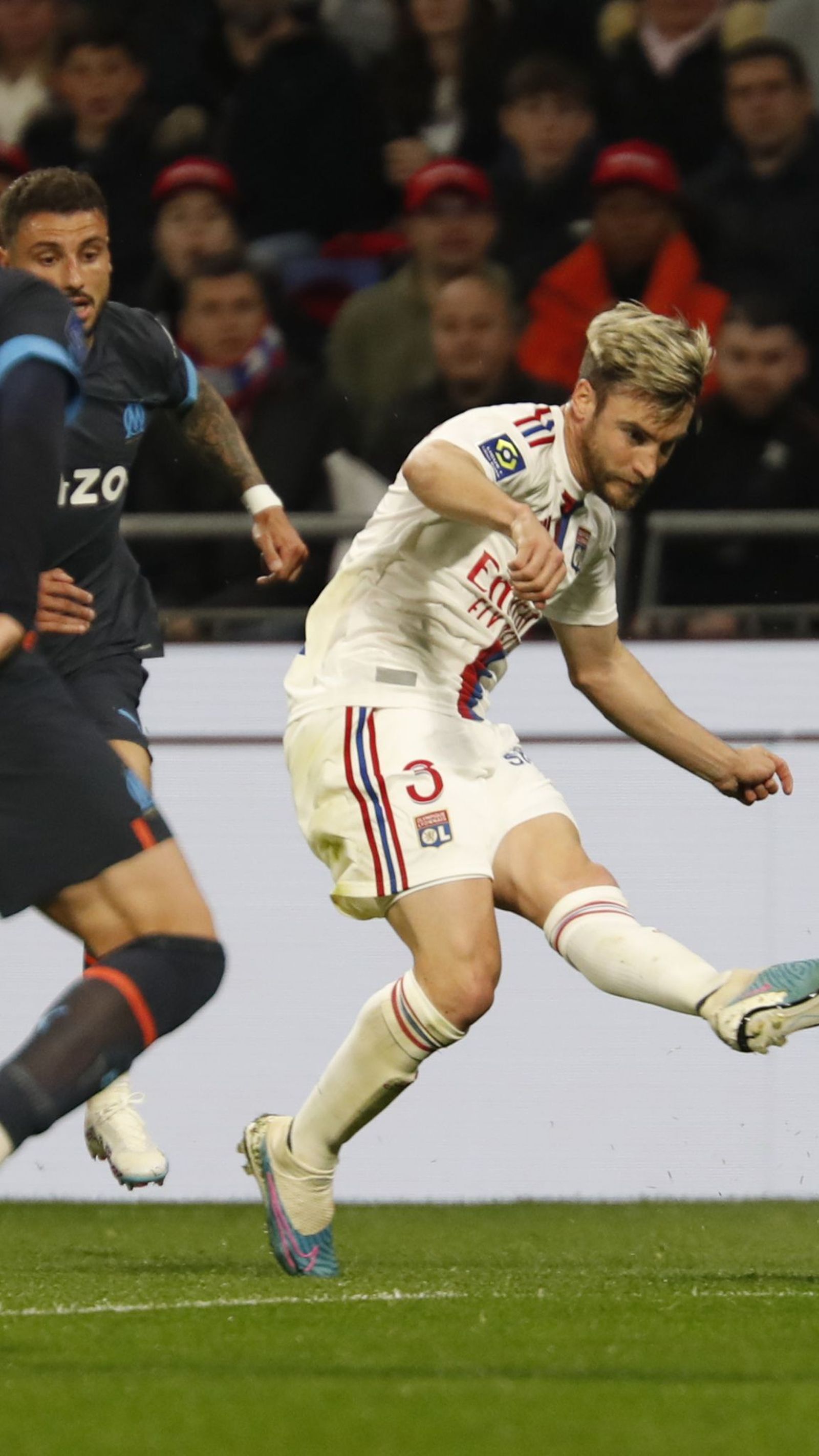 Tagliafico centra en un partido con el Lyon.