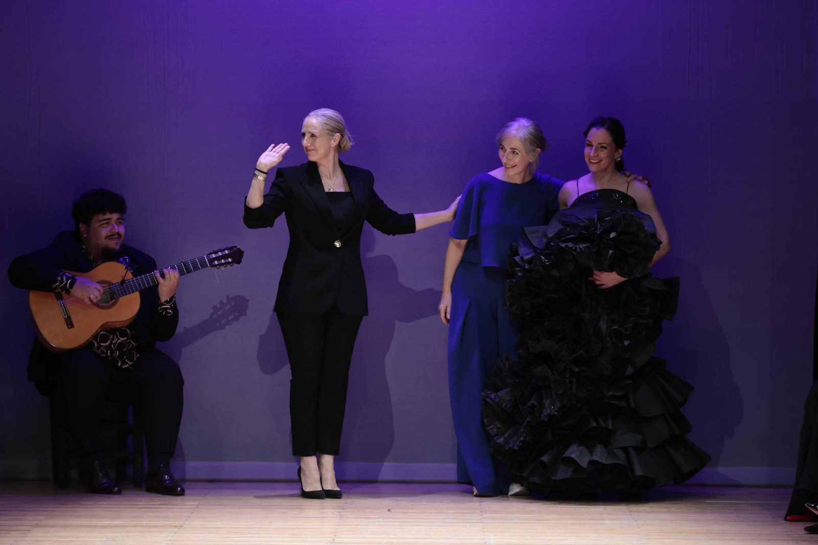 Mila y Rocío Montero al finalizar el desfile de presentación de su colección 'Bambalina'.