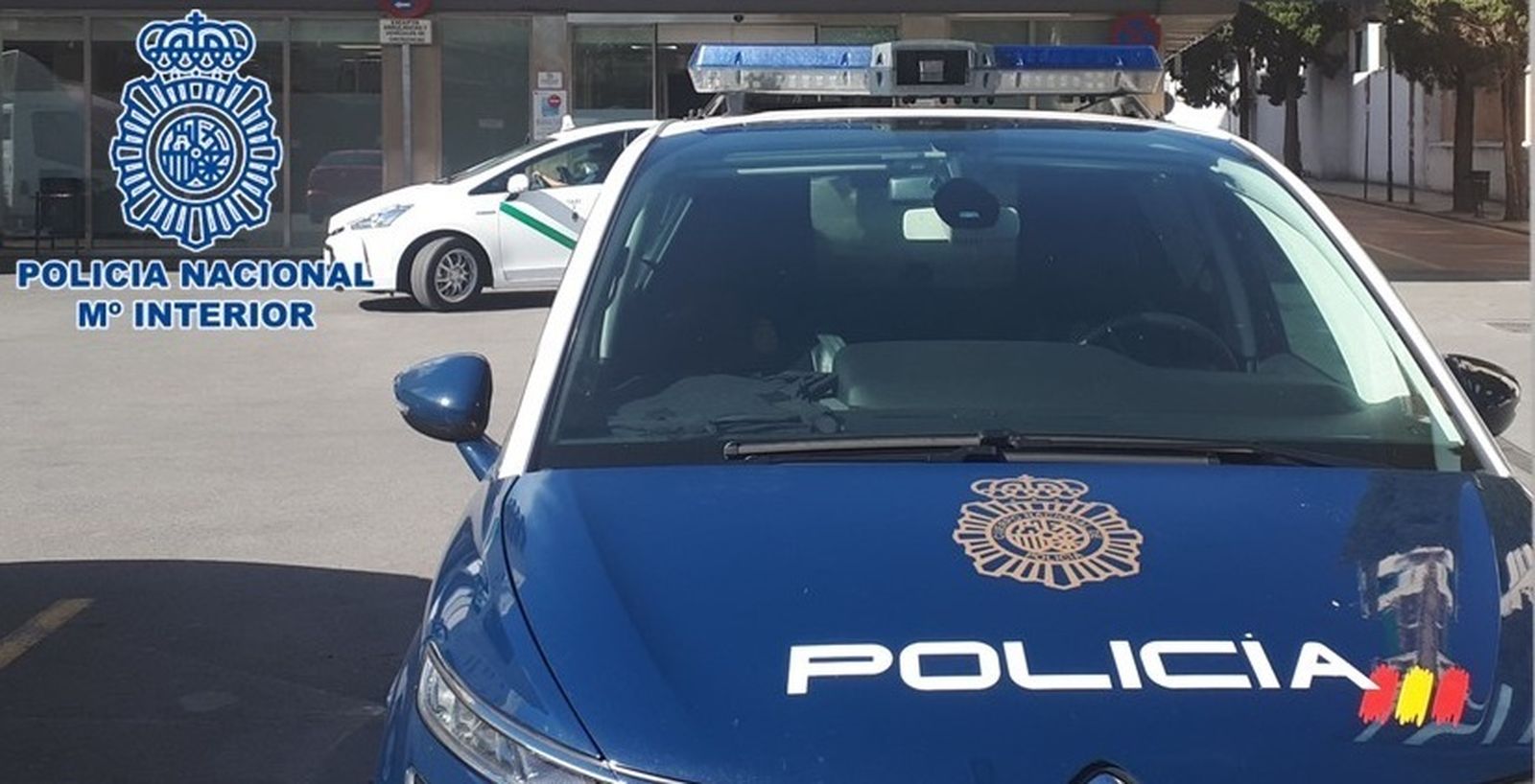 Imagen de archivo de un coche de la Policía Nacional en Granada.