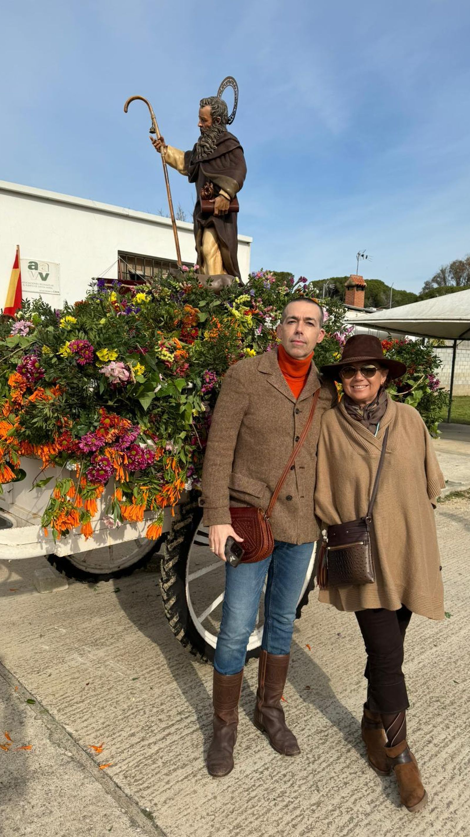 Silvia Gómez y David Calleja, junto a la carreta de San Antón.