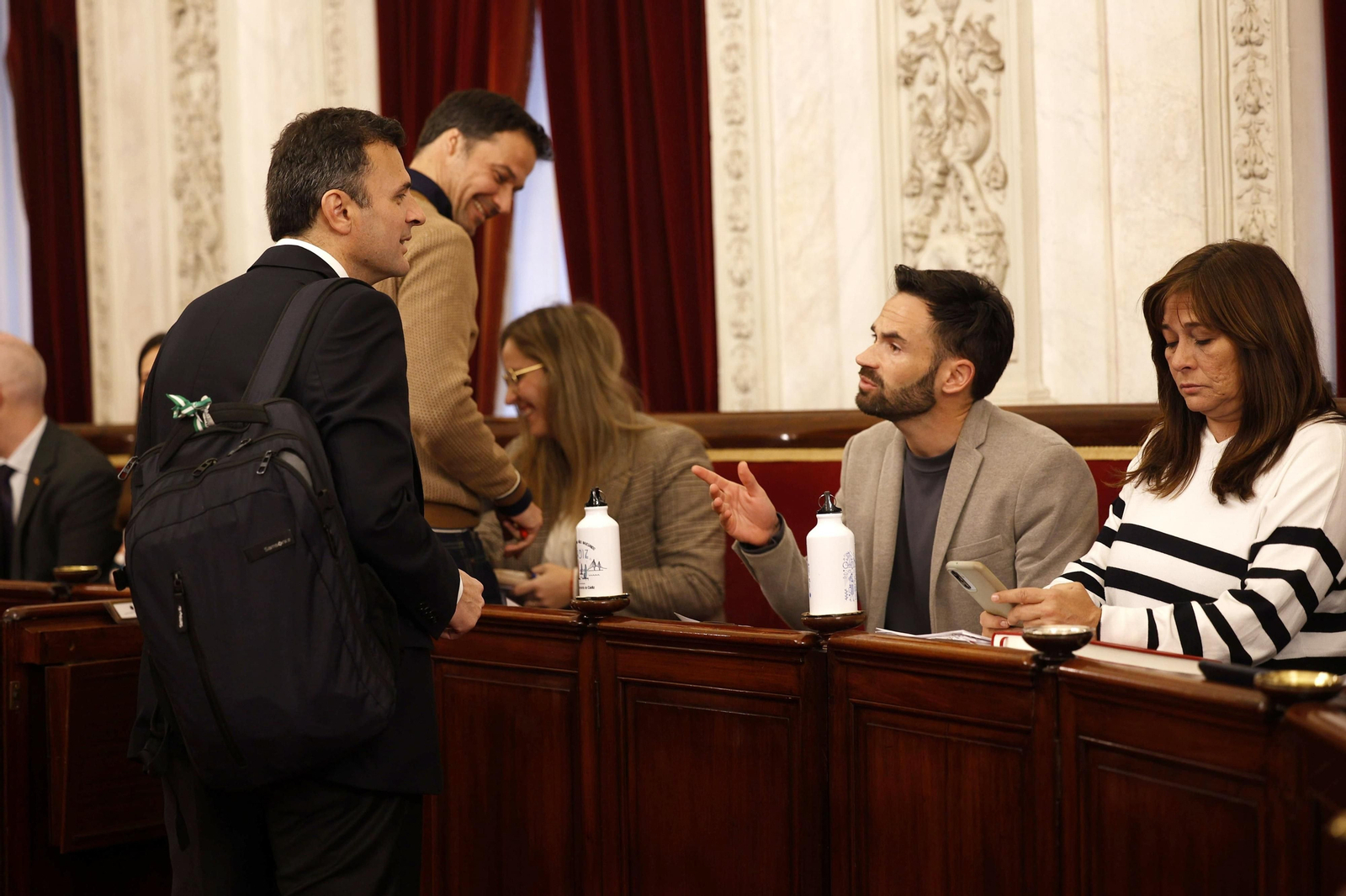 El alcalde de Cádiz, Bruno García, y el portavoz de Adelante, David de la Cruz, conversan antes del inicio del Pleno de este jueves.