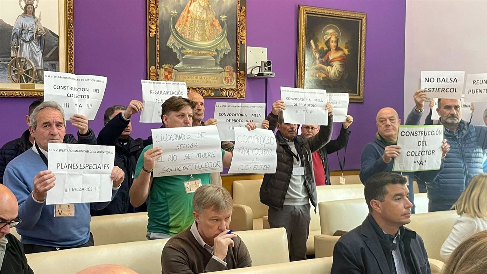 Vecinos de Los Puentes en el pleno.