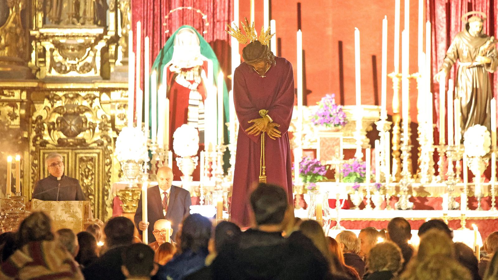 El Señor de la Vía Crucis ya está en su altar de Quinario