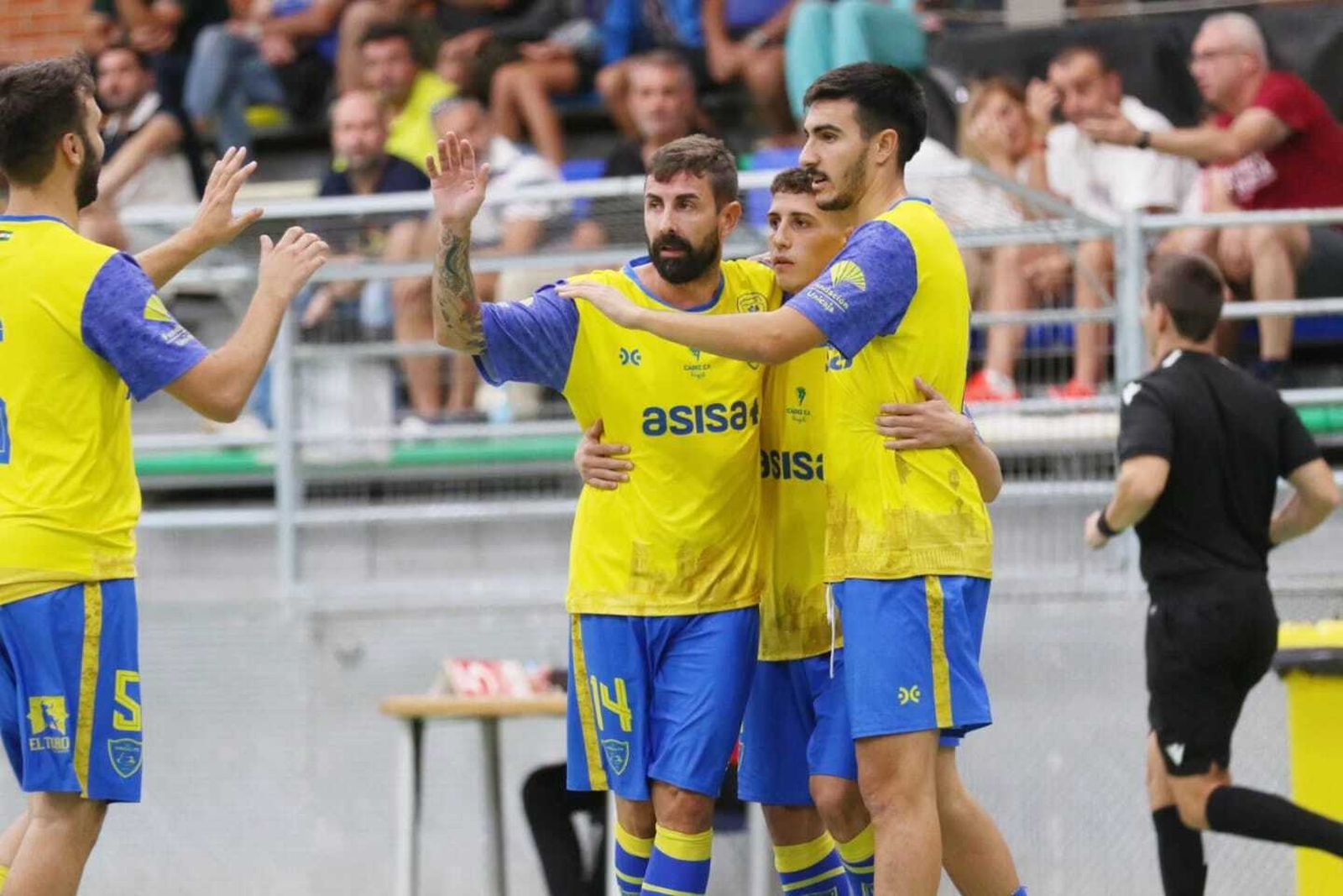 Los amarillos celebran uno de los goles en tierras murcianas.