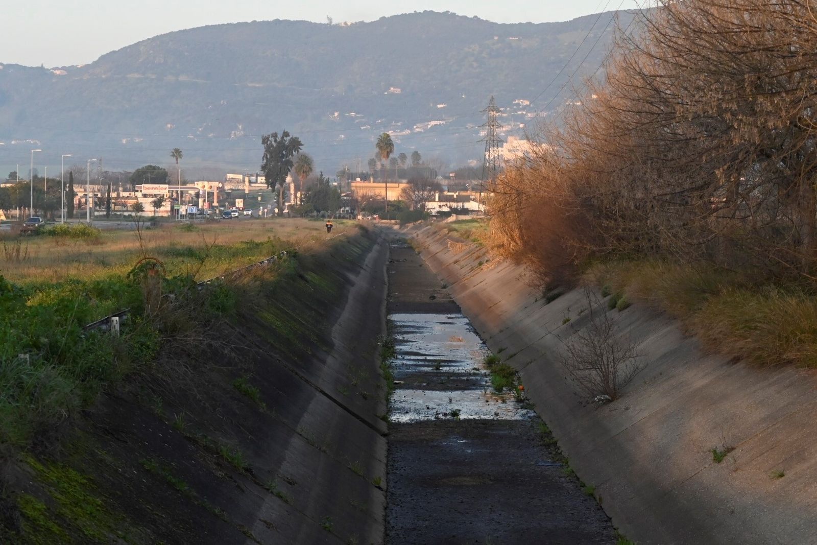 Vecinos de San Rafael de la Albaida protestan por la falta de limpieza y mantenimiento del canal del Guadalmellato en Córdoba, en imágenes