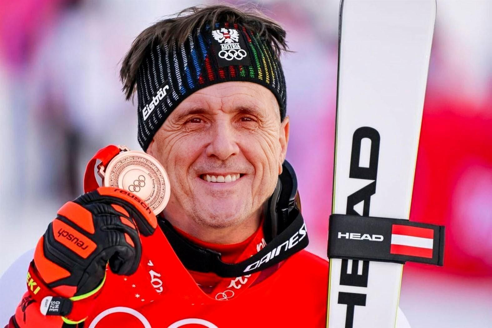 Eduardo Bablé muestra una medalla que se encontró en la nieve.