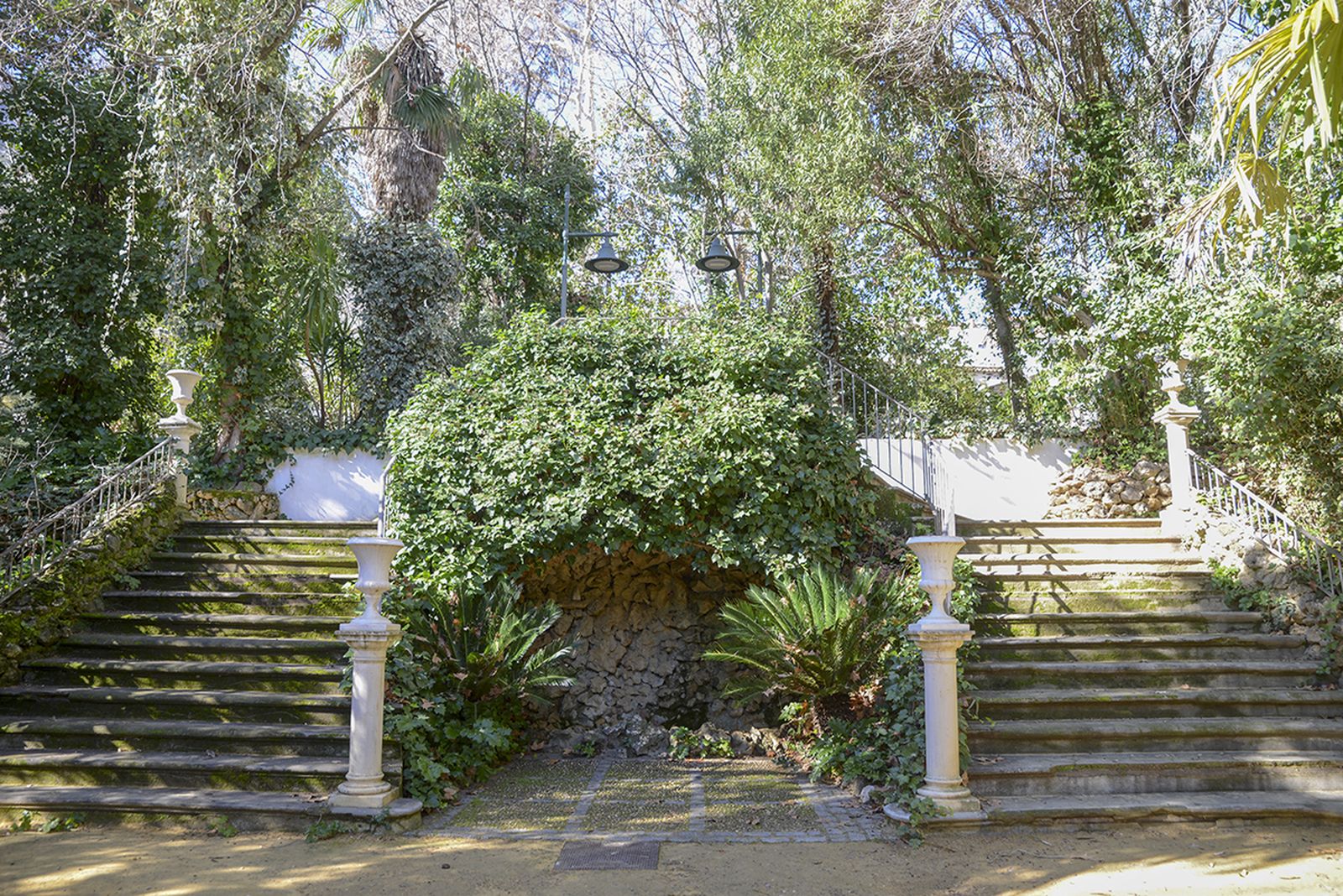 En 1925, el arquitecto Antonio Flórez Urdapilleta, conocido por diseñar la Residencia de Estudiantes de Madrid, elaboró un ambicioso proyecto de reforma y expansión para Jabalcuz.