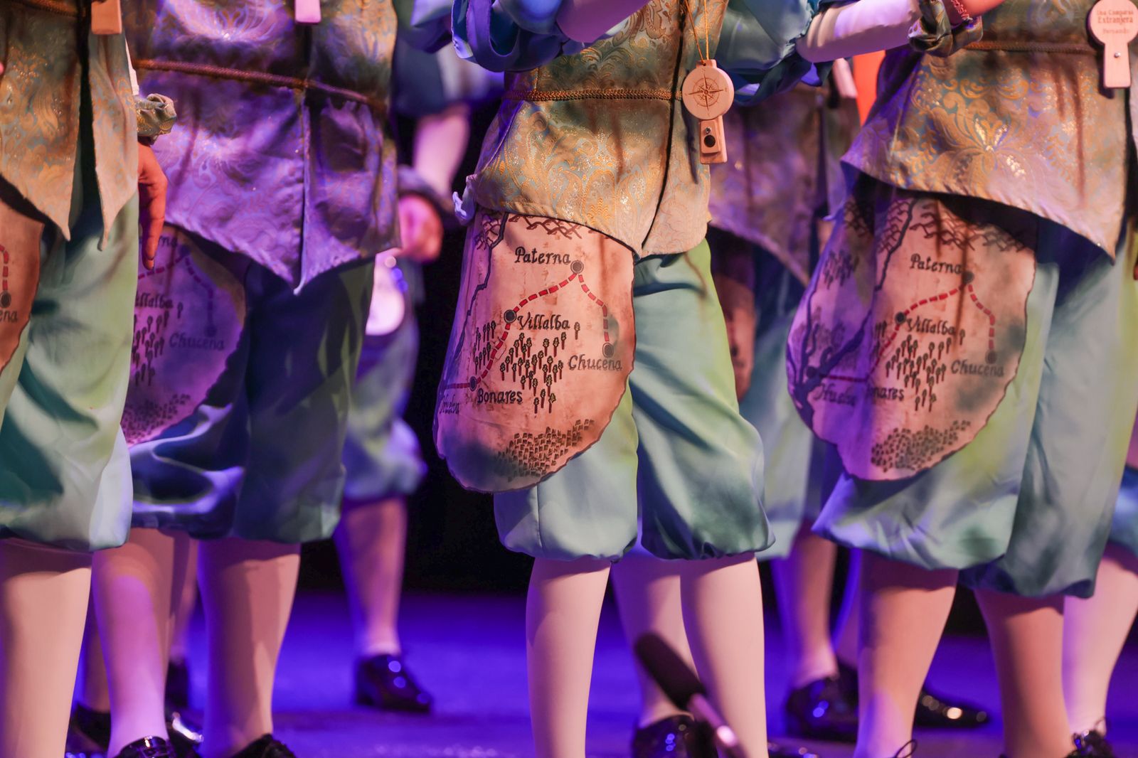 Imágenes de la actuación de la comparsa de Villalba del Alcor "Una comparsa extranjera" en el Carnaval Colombino