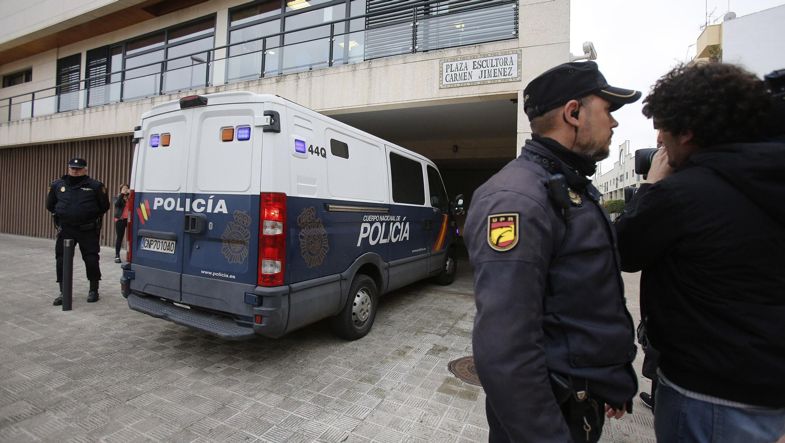 Policías nacionales, en los juzgados de Dos Hermanas.