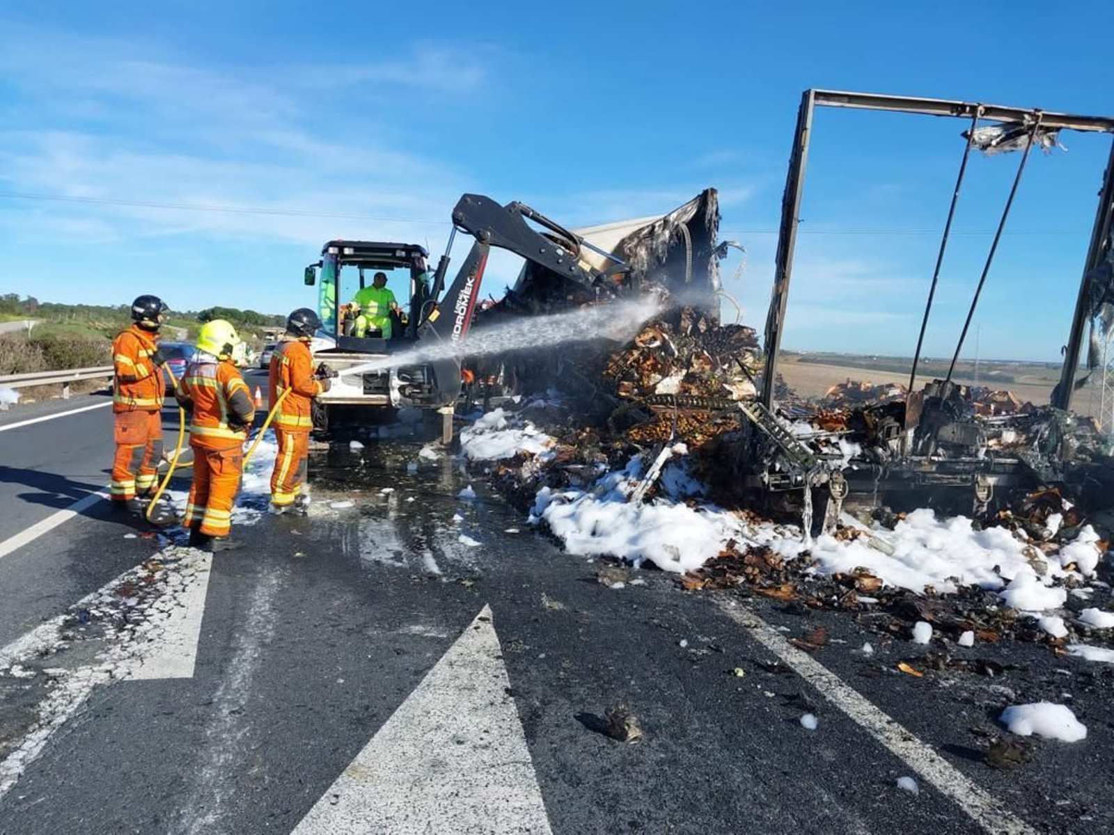 El camión frigorífico, totalmente calcinado.