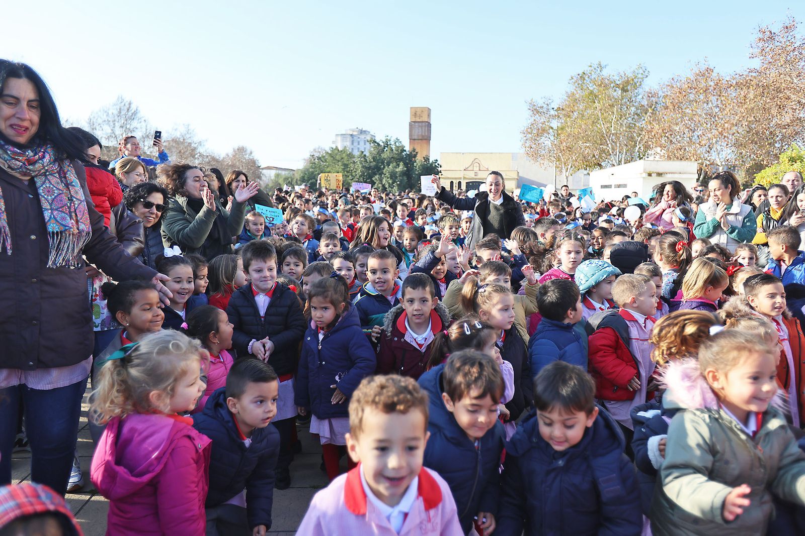 Imágenes del acto del Día a la No Violencia y la Paz del Colegio La Hispanidad