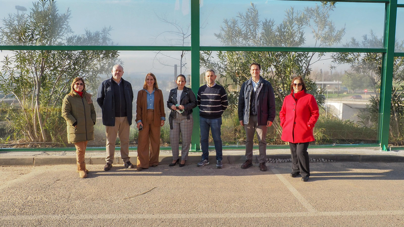 Las autoridades, ante las pantallas acústicas.