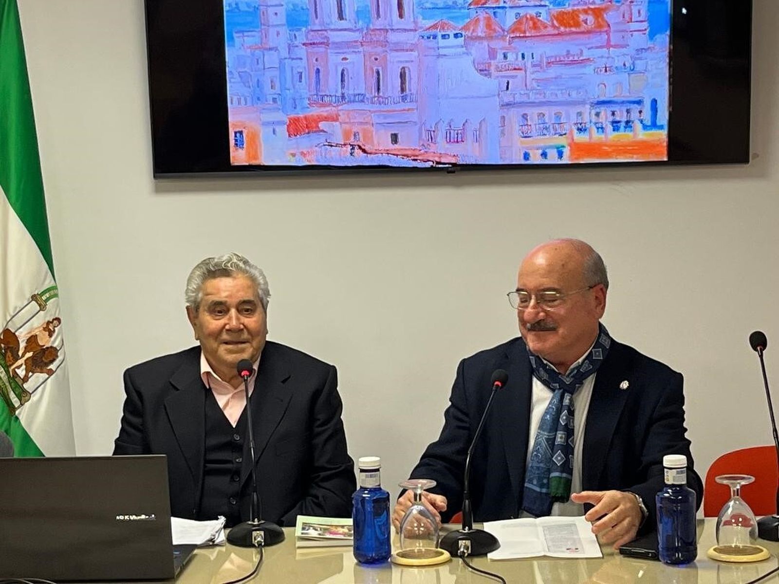 Joaquín Núñez y el vicepresidente de la institución, Diego Jiménez, durante la presentación sobre ‘Poesía y pintura’ en el Ateneo Literario, Artístico y Científico de Cádiz.