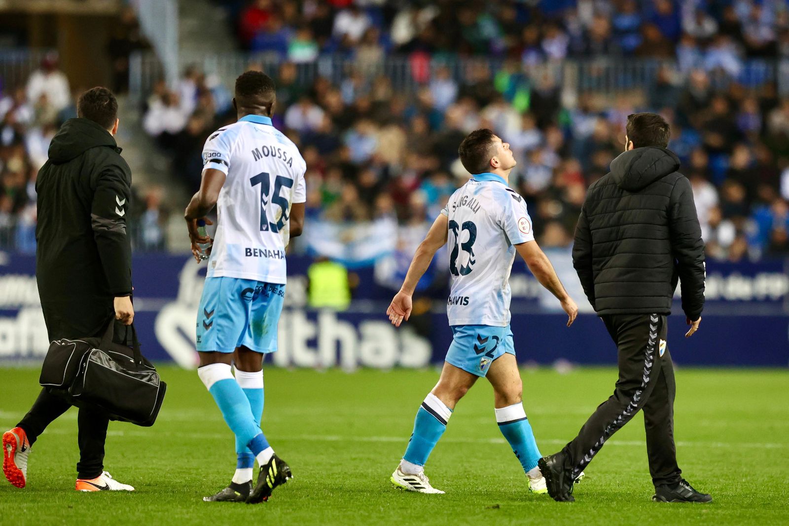 Luca Sangalli se retira a vestuarios dolido.