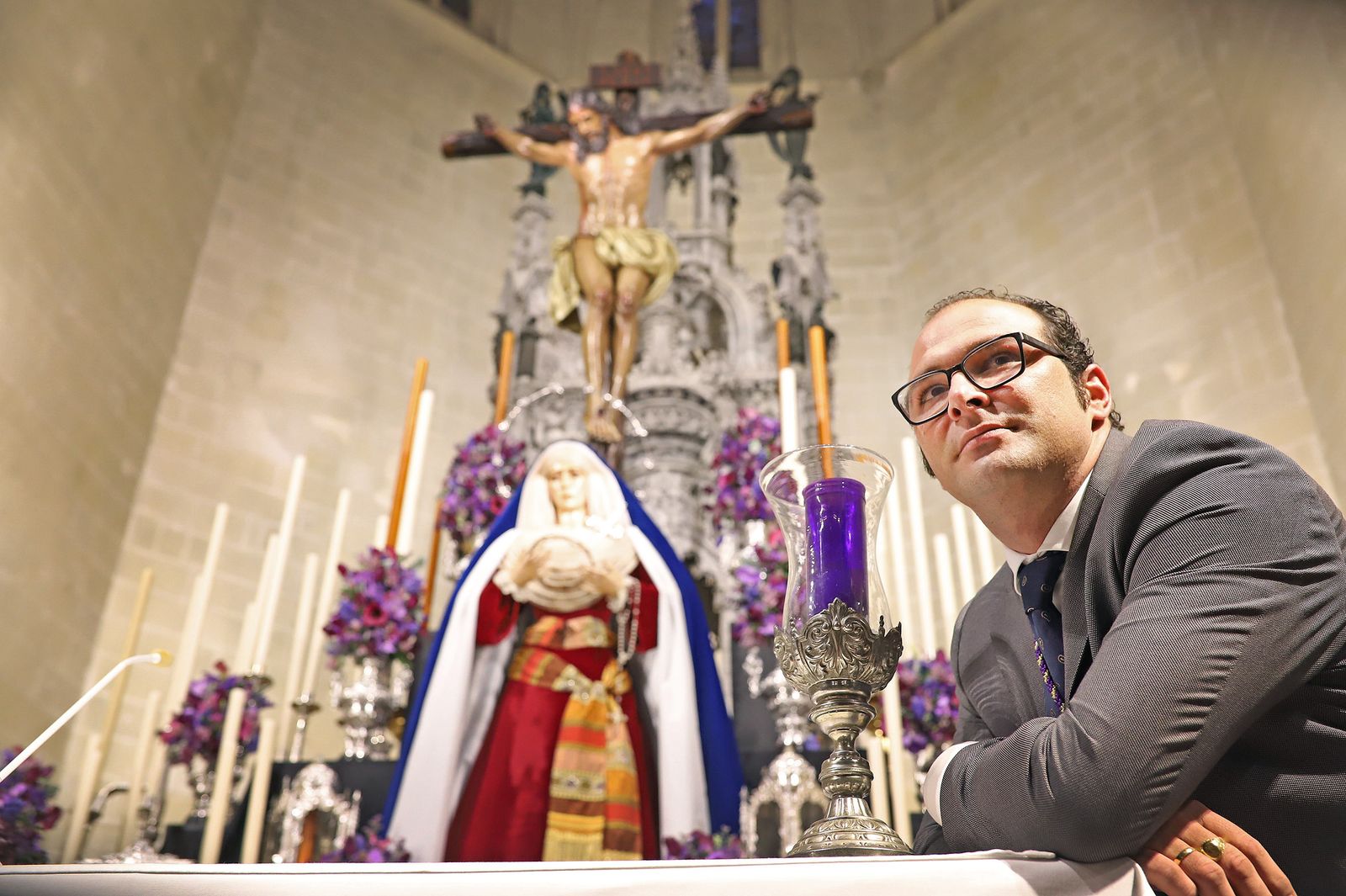 Juan Pedro Jiménez Expósito ante las imágenes titulares de la hermandad.
