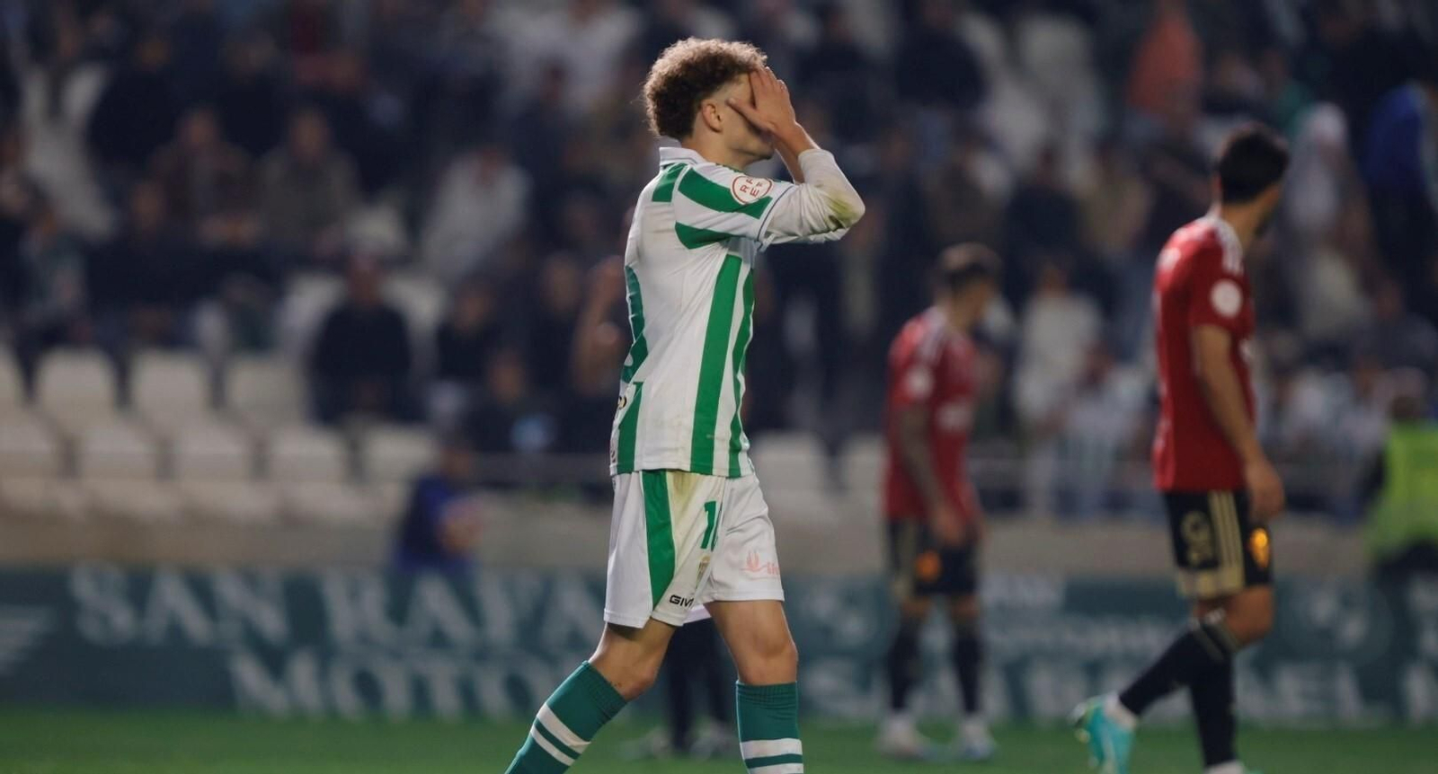 Simo se lamenta tras una ocasión fallada en el Córdoba CF - Real Murcia.