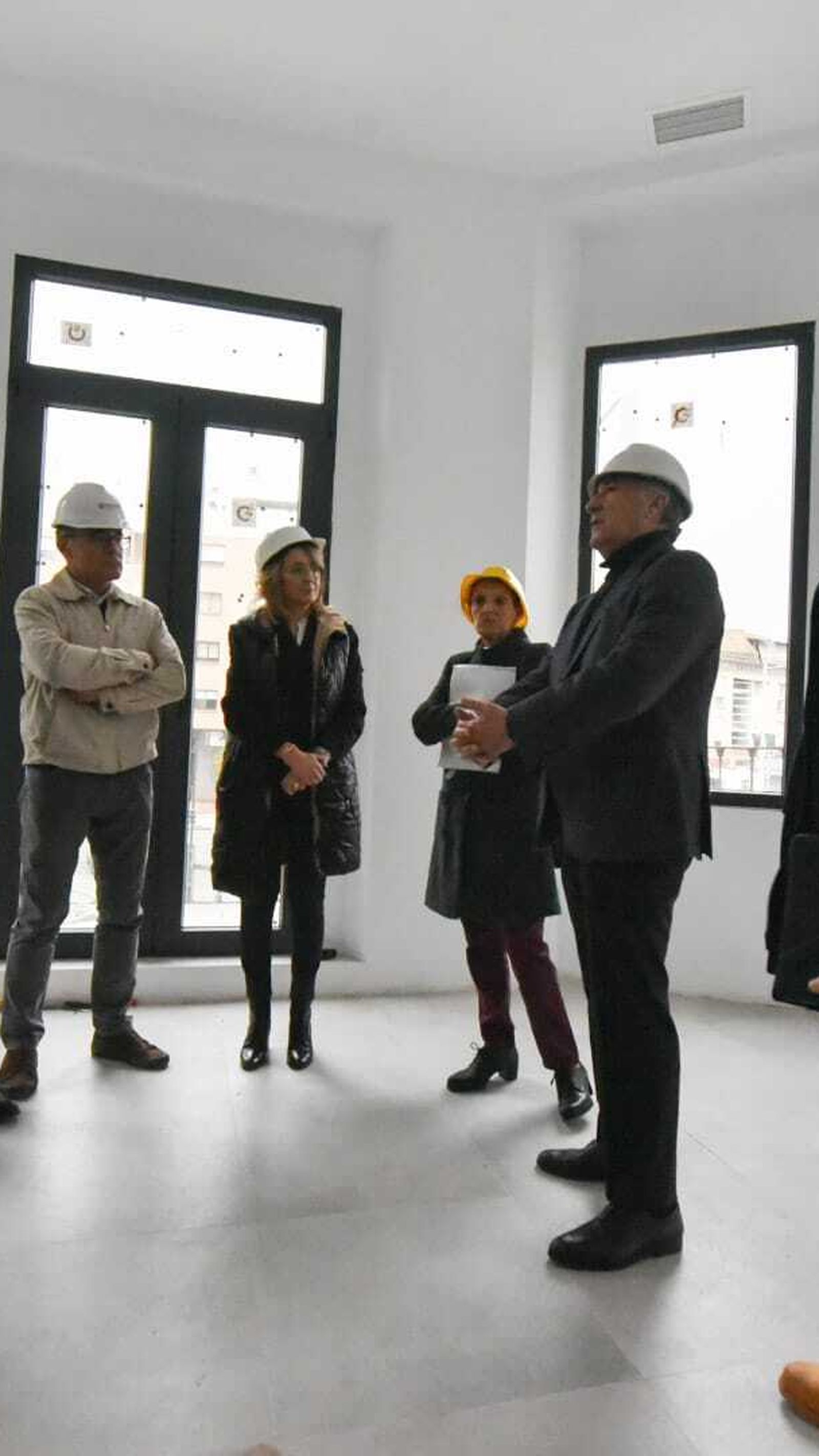 Visita institucional a una de las cinco salas del futuro museo, en el edificio de la antigua Policía Local.