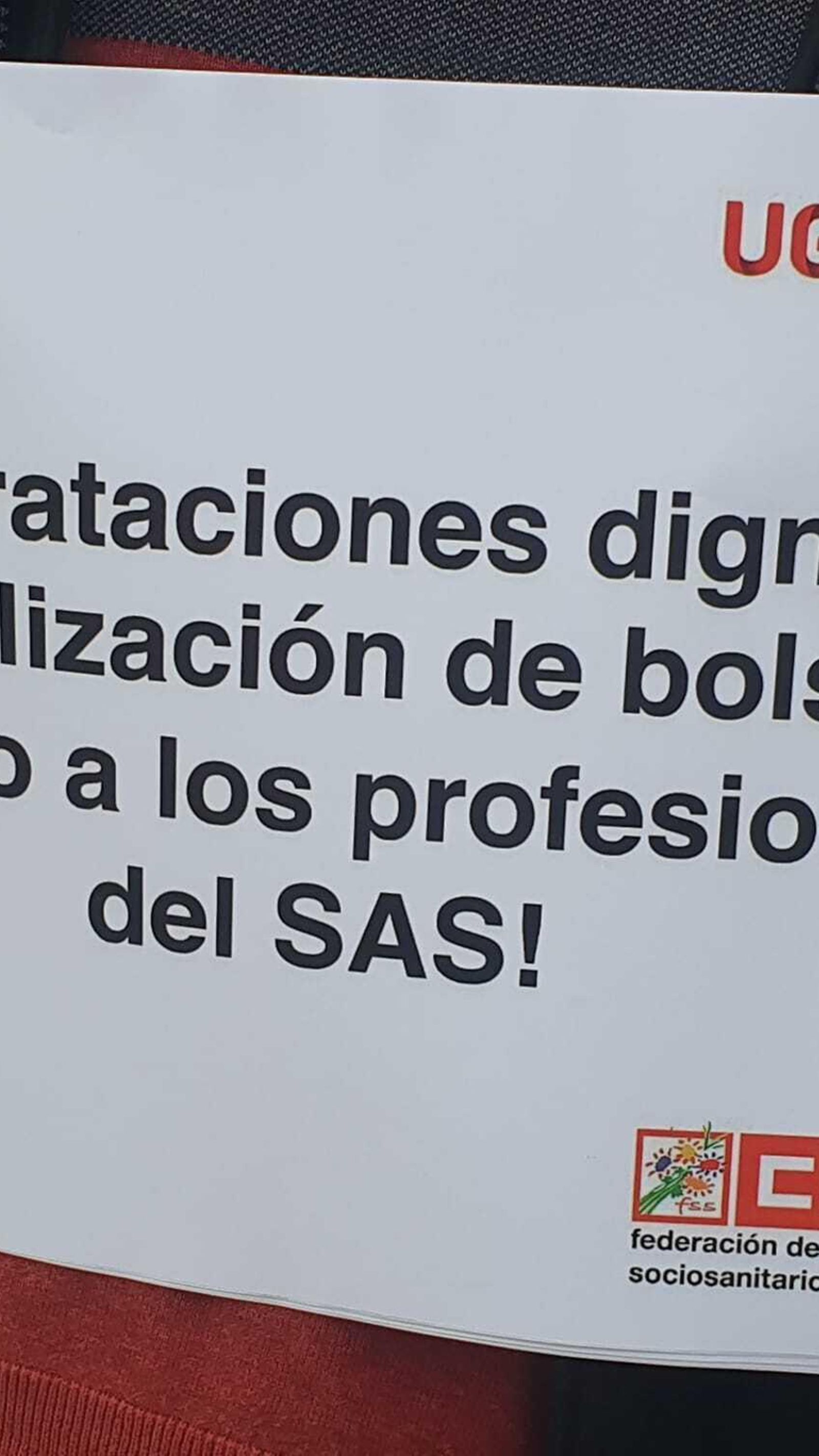Una trabajadora sostiene un cartel en la protesta de este lunes.