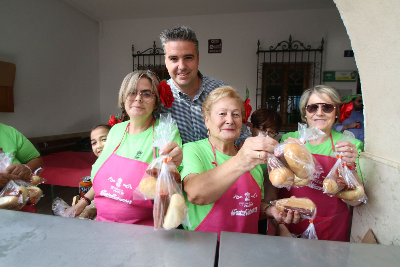 El alcalde de Viator con viatoreñas durante la Fiesta de la Longaniza.