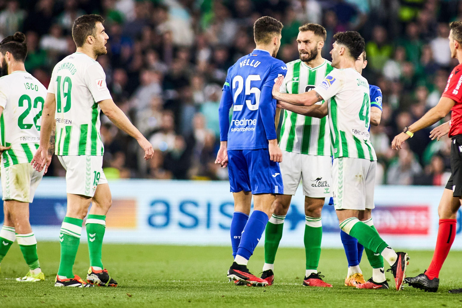 Pezzella discute con el getafense Yellu.