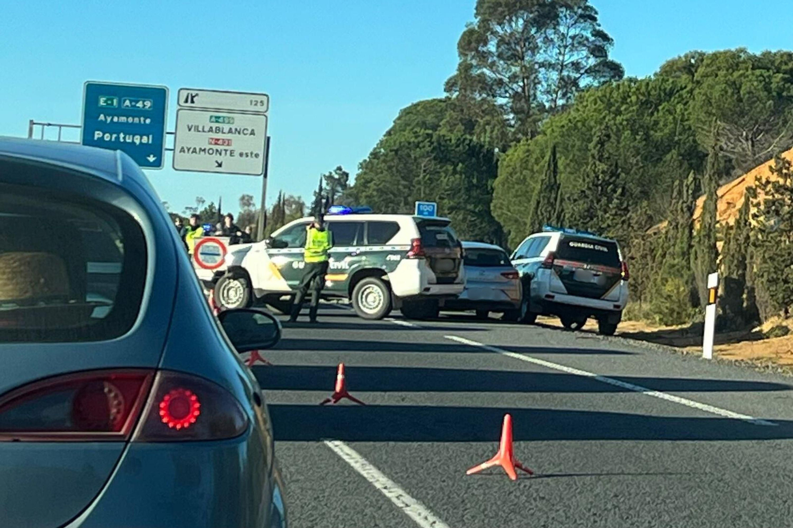 Vehículos de la Guardia Civil este martes en la A-49