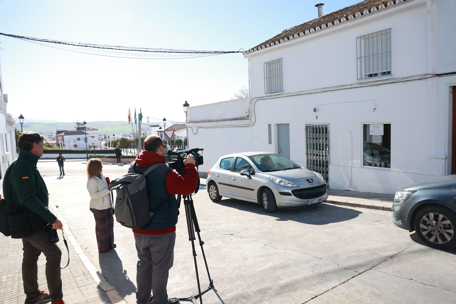 Periodistas ante la tienda de la madre en Montellano.