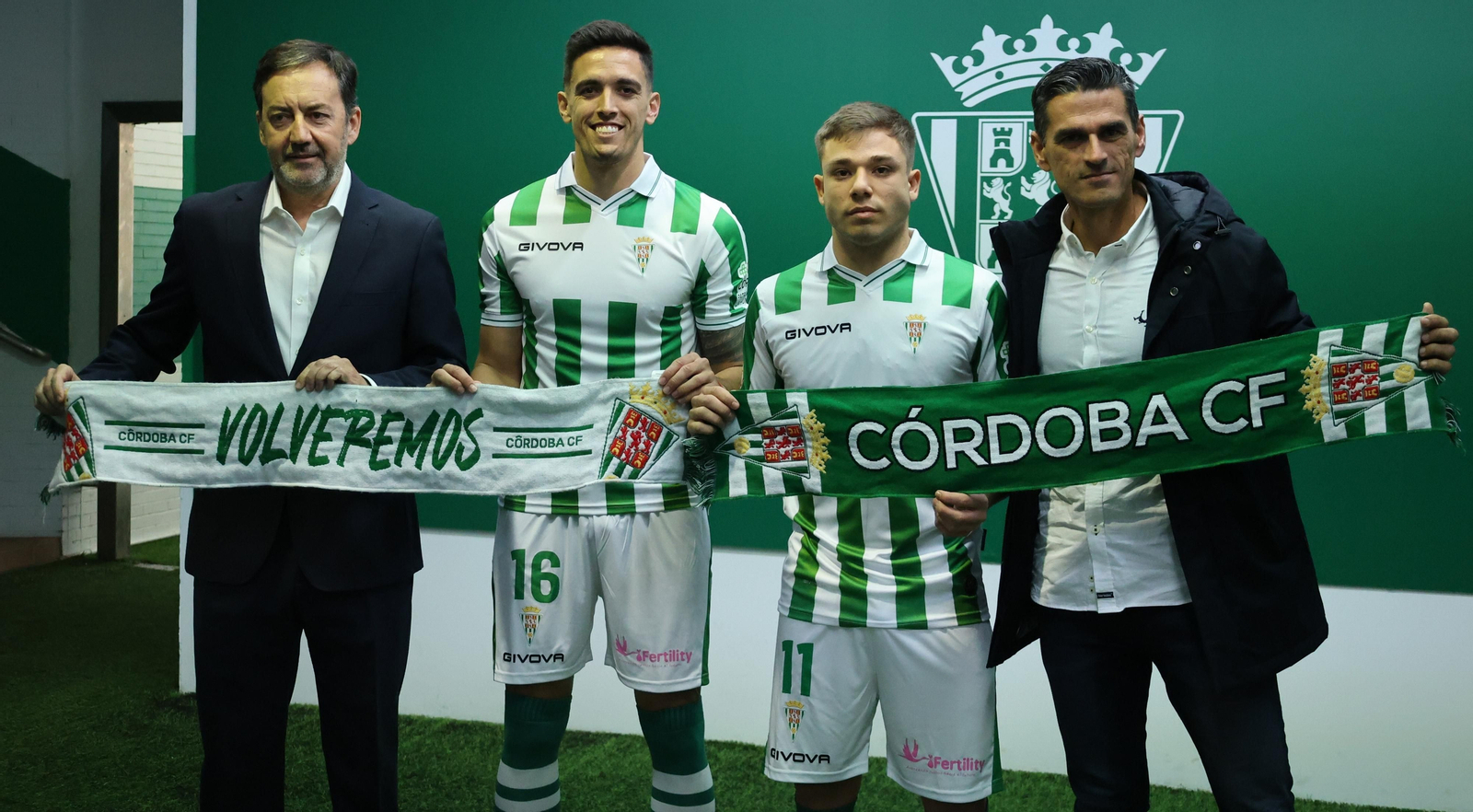 Martínez y Leiva posan con Monterrubio y Juanito en su primer día como jugadores del Córdoba CF.