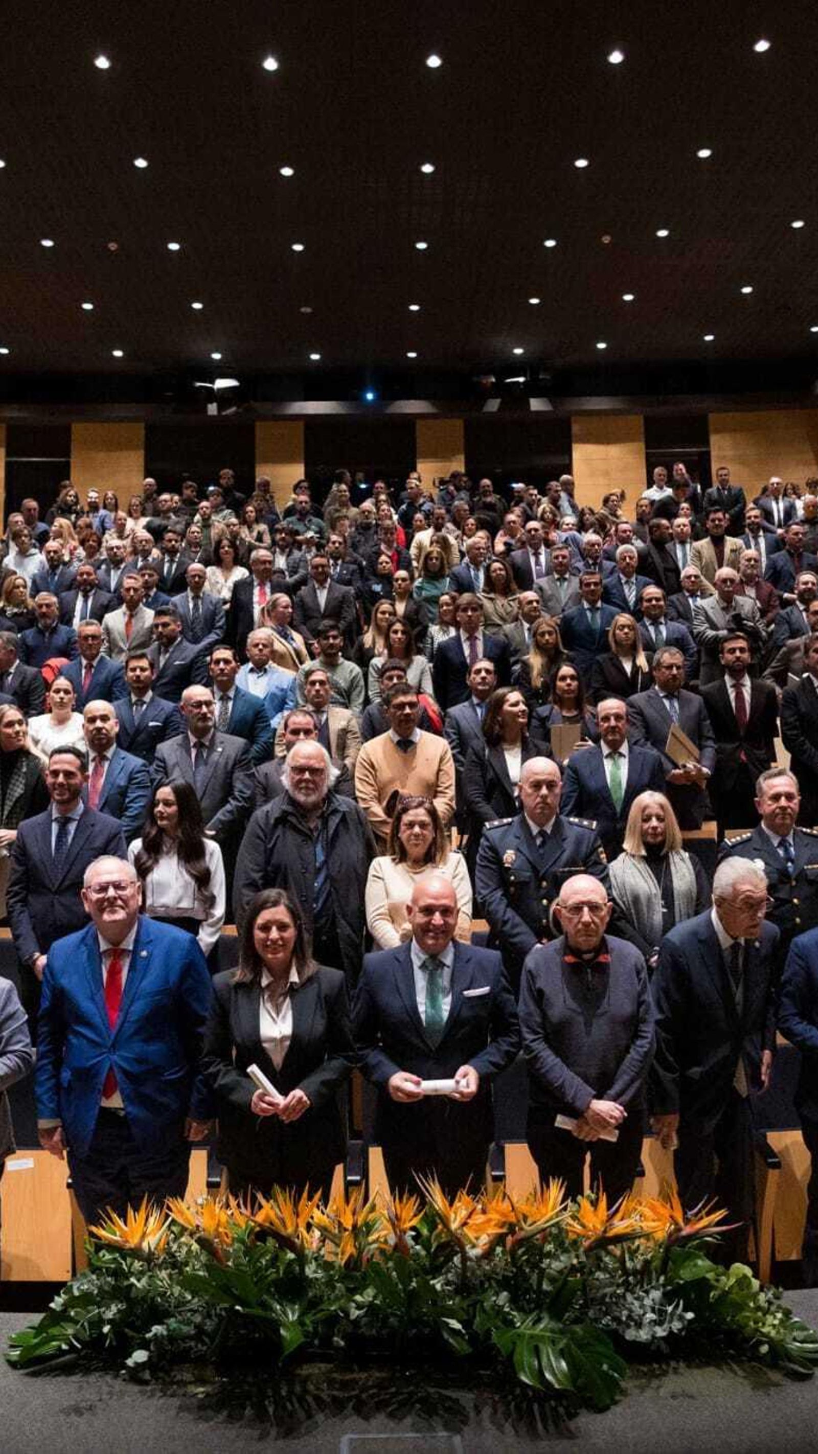 Foto de familia con todos los homenajeados en el acto de la Magna.