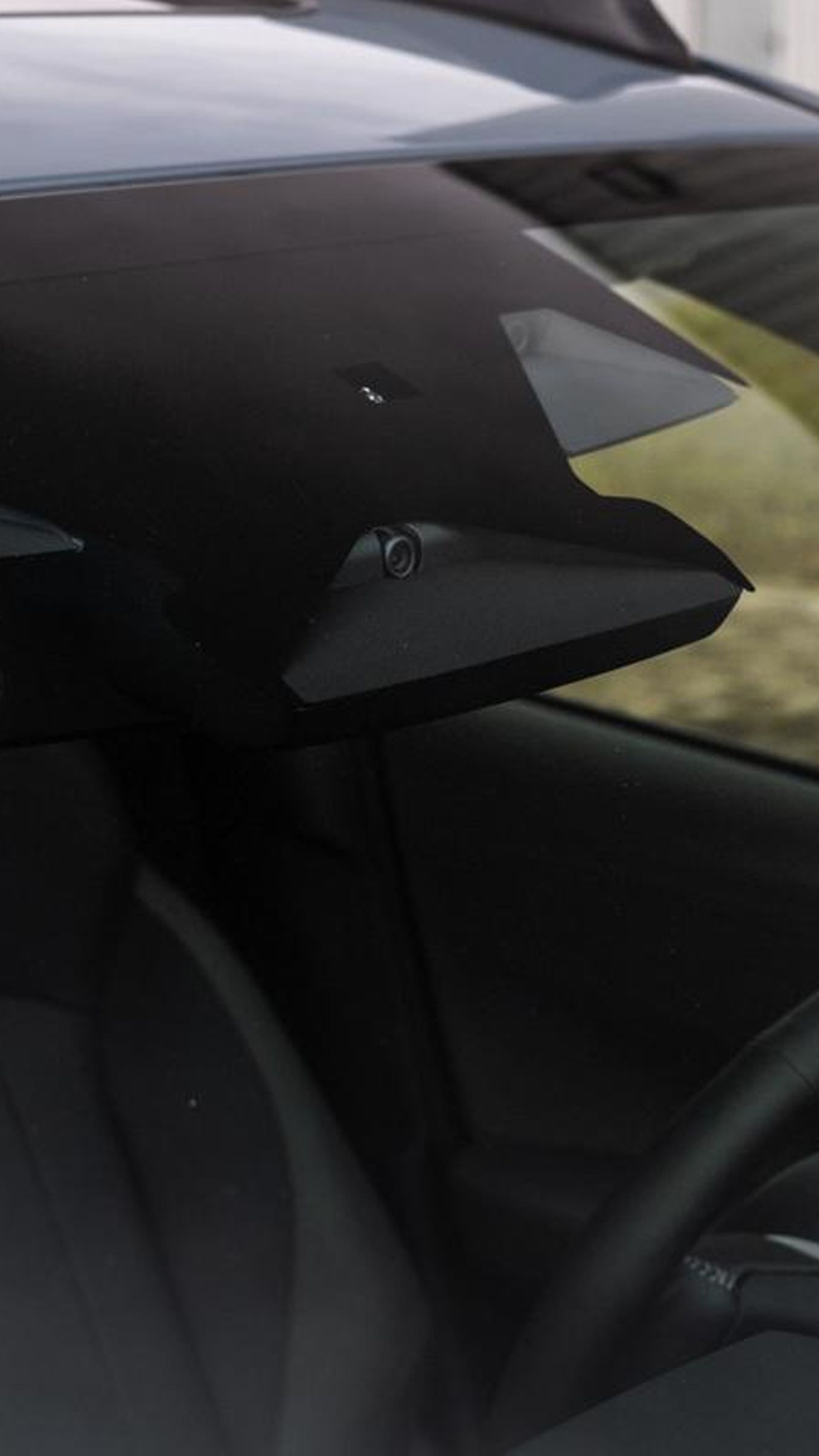 Un tercer ojo por delante del retrovisor permite ampliar la mirada a partir de la que actúan algunas funciones del EyeSight Driver Assist.