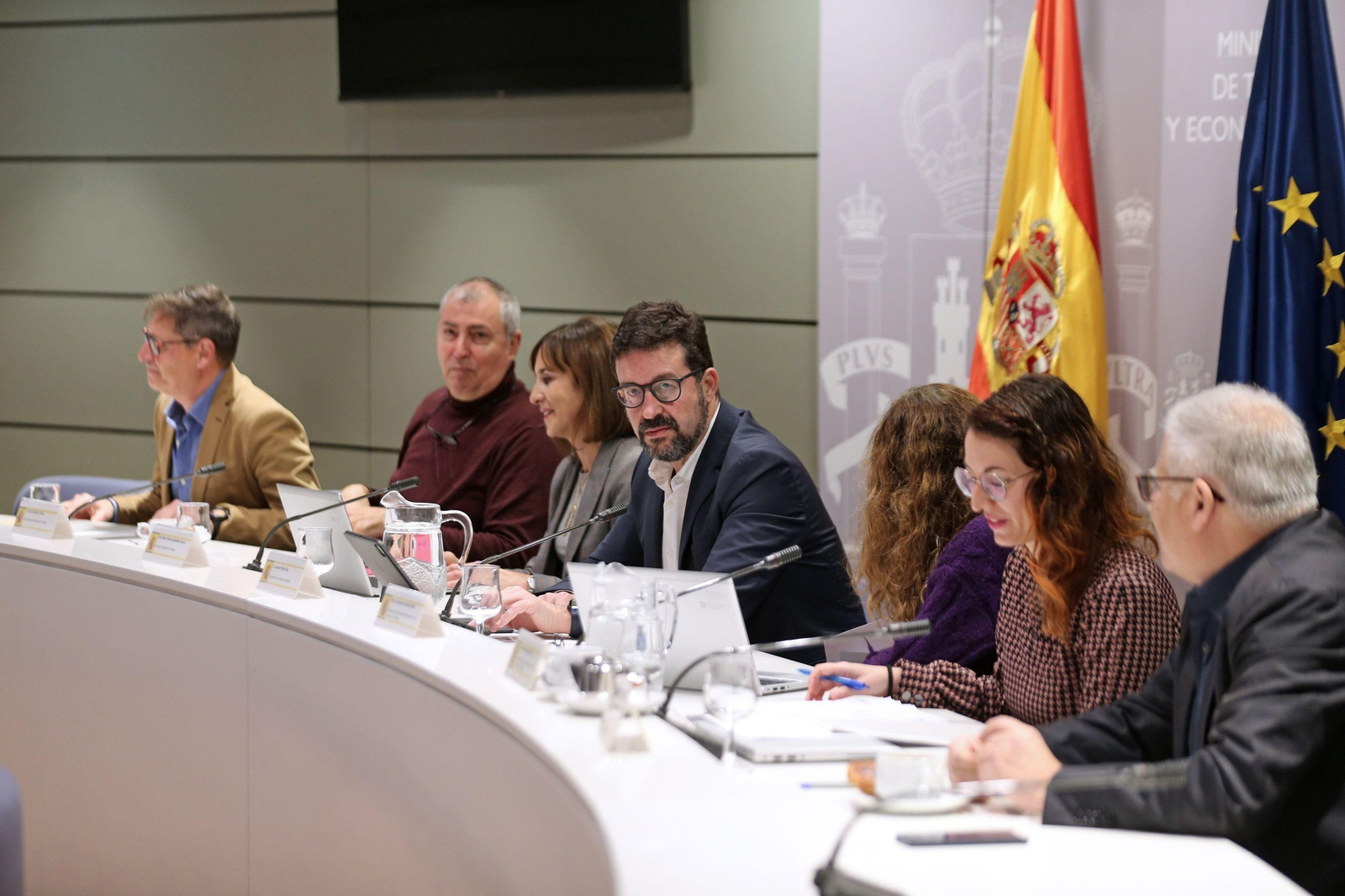 Primera reunión para abordar la reducción de la jornada laboral entre sindicatos, patronal y Gobierno