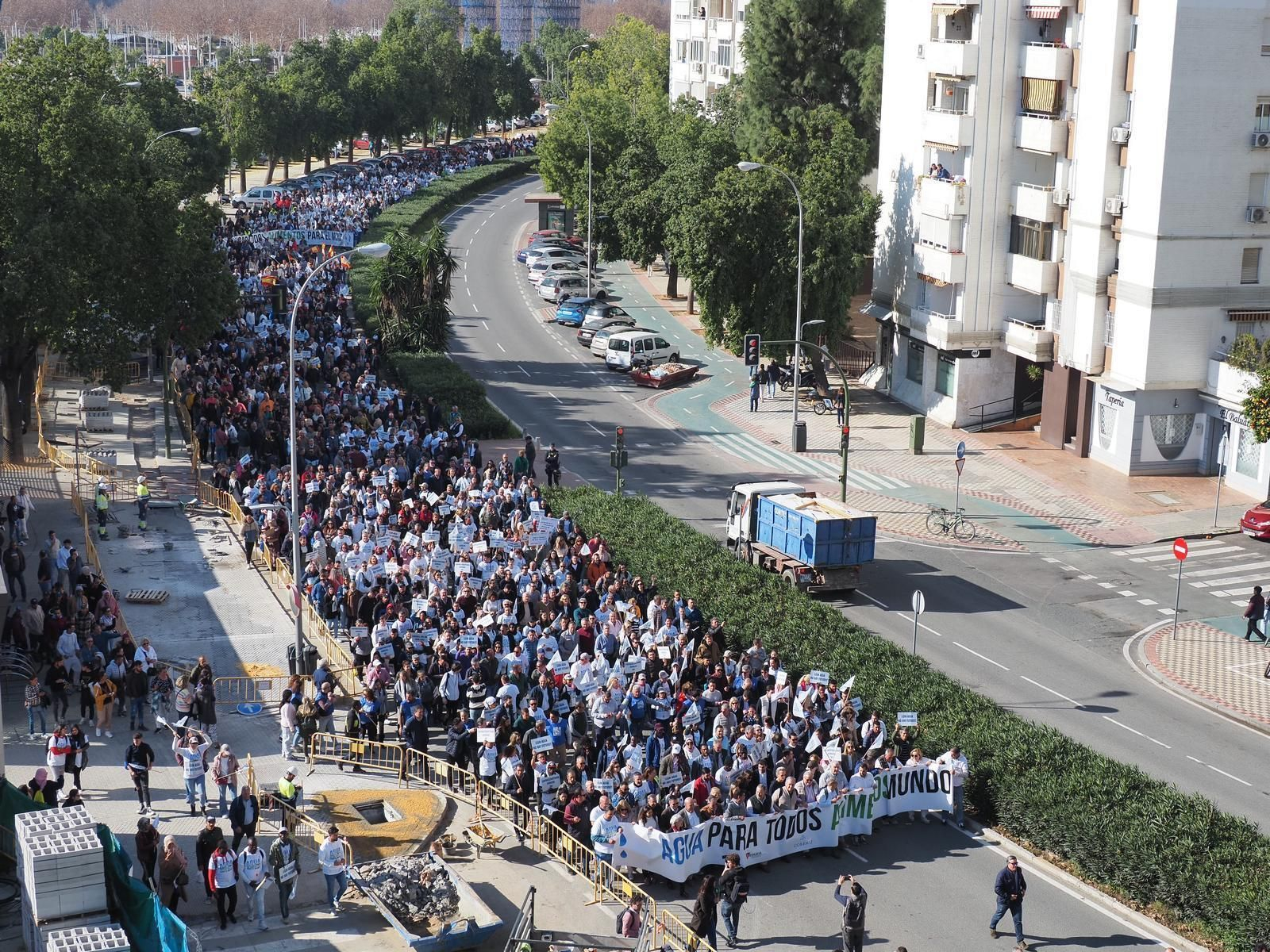 El campo onubense se une en Sevilla para exigir las obras hidráulicas comprometidas con Huelva