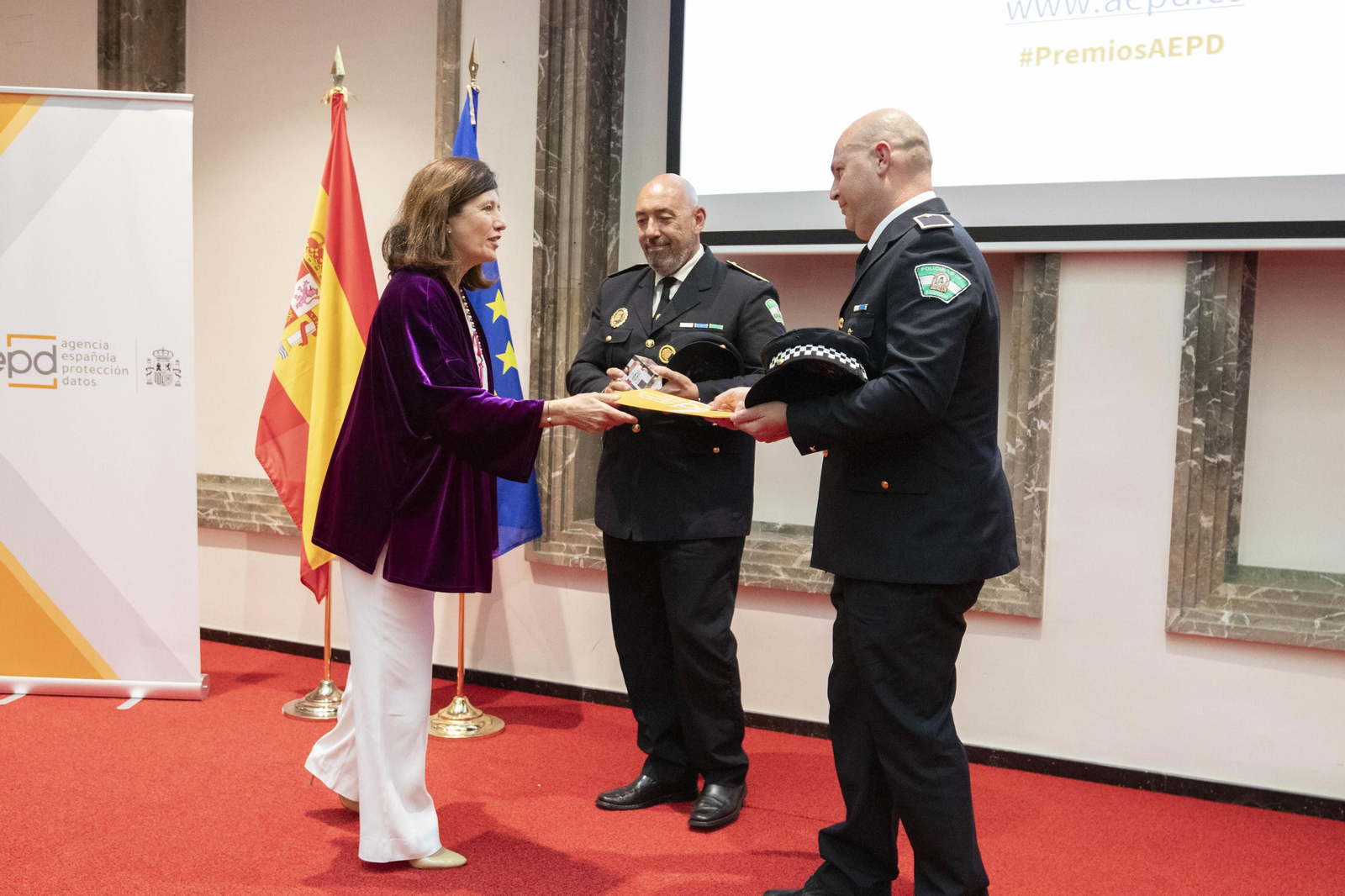 Entrega del galardón de los 'Premios Protección de Datos 2023' a la Policía Local de Rincón de la Victoria
