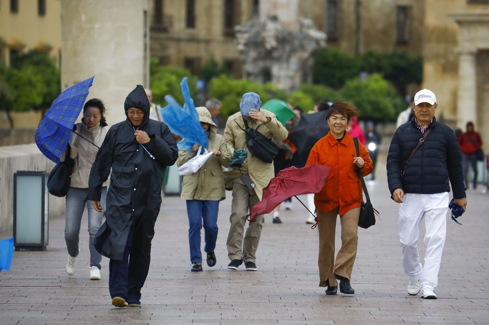 Varios turistas pasean por el puente romano de Córdoba.
