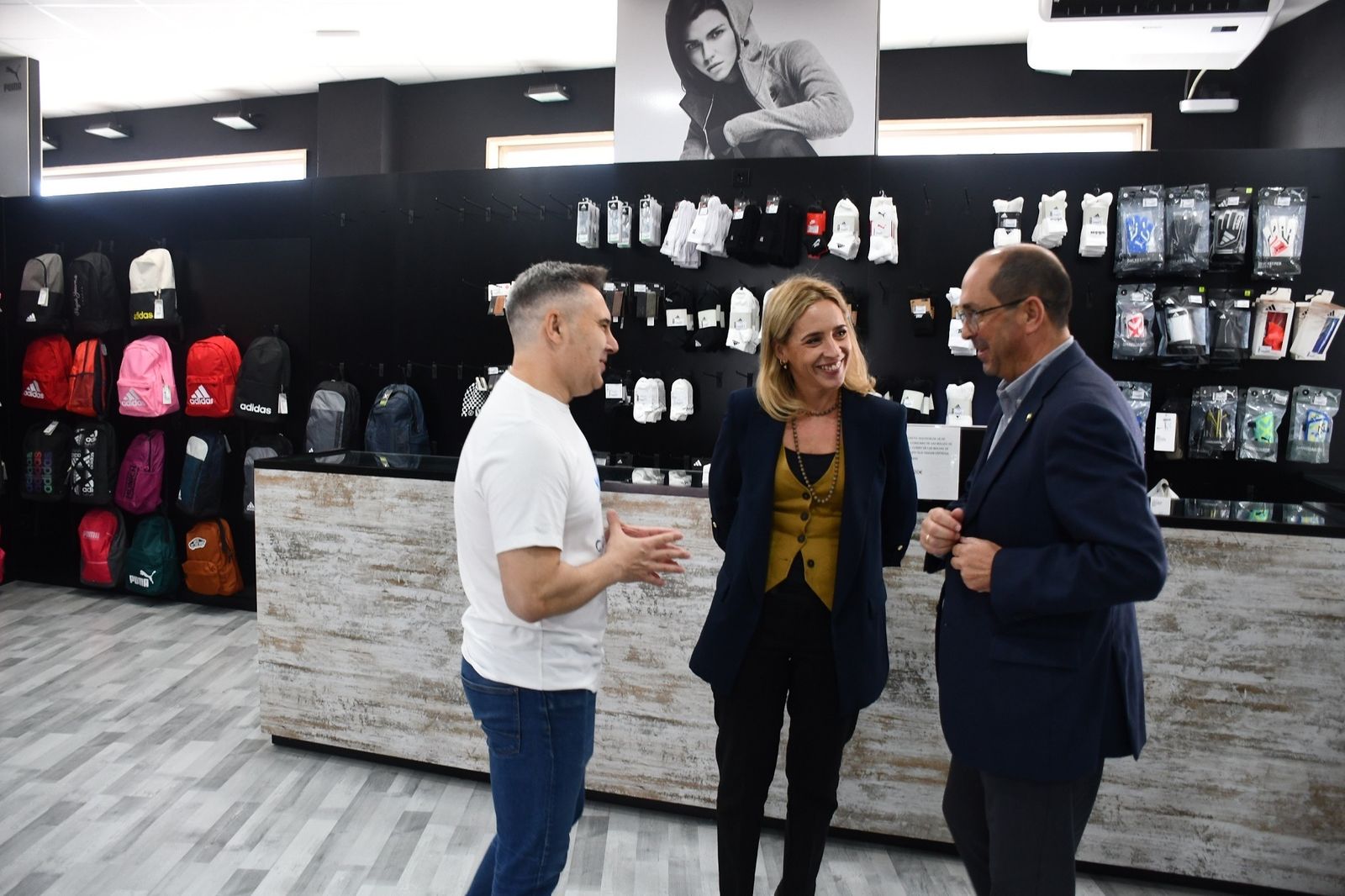 Almudena Martínez y Juan Luis Morales visitan un negocio adscrito a la campaña Cádiz Vale +, en Villamartín.