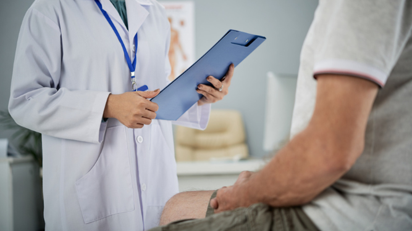 Médico dando resultados de unas pruebas médicas.