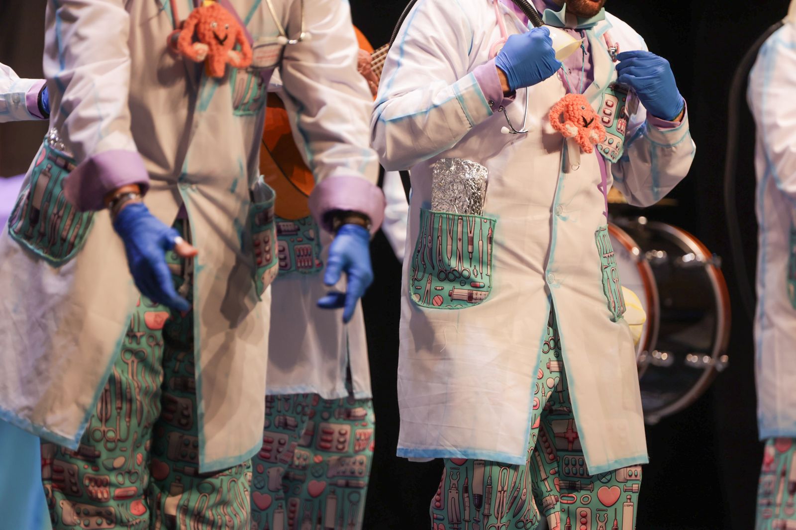 Imágenes de la actuación de la murga de Huelva "Soy yo, abre" en el Carnaval Colombino